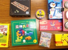 ドブルやマンカラなど様々なボードゲームが並んでいる写真