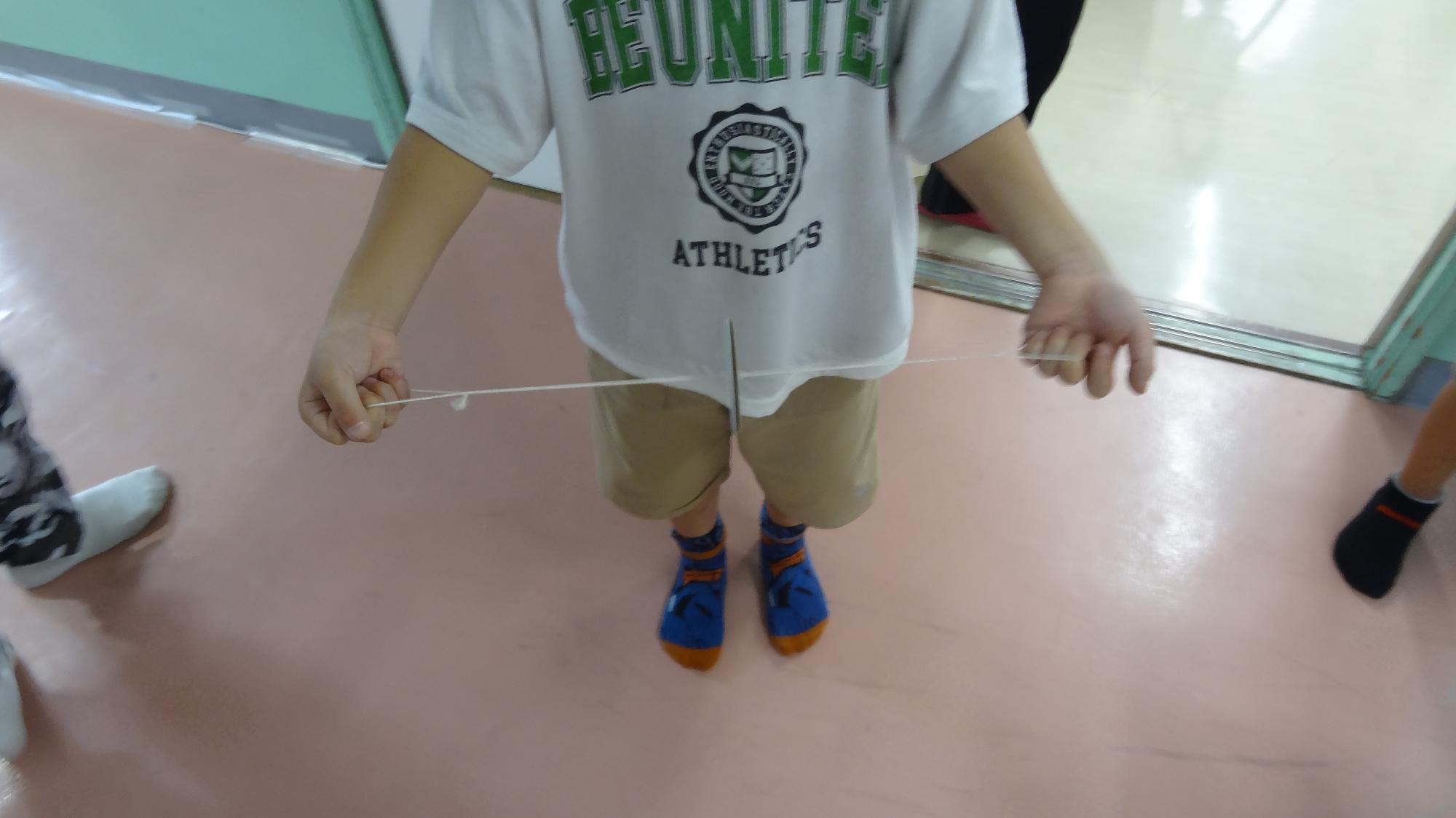 小学生がぶんぶんゴマを回す様子