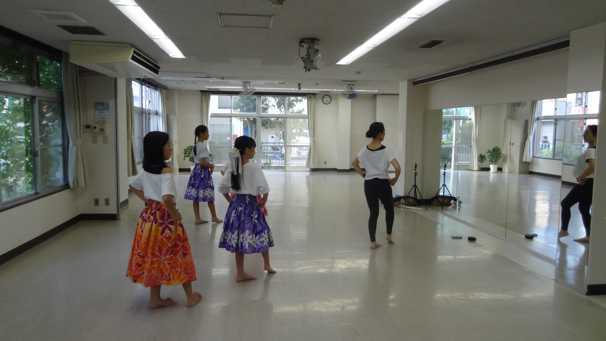 クラブの小学生が講師にステップを教わる様子