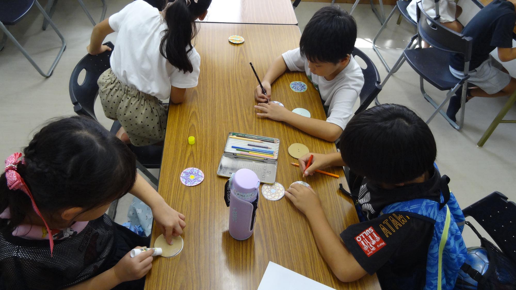 ぶんぶんゴマのイラストに色を塗っている様子