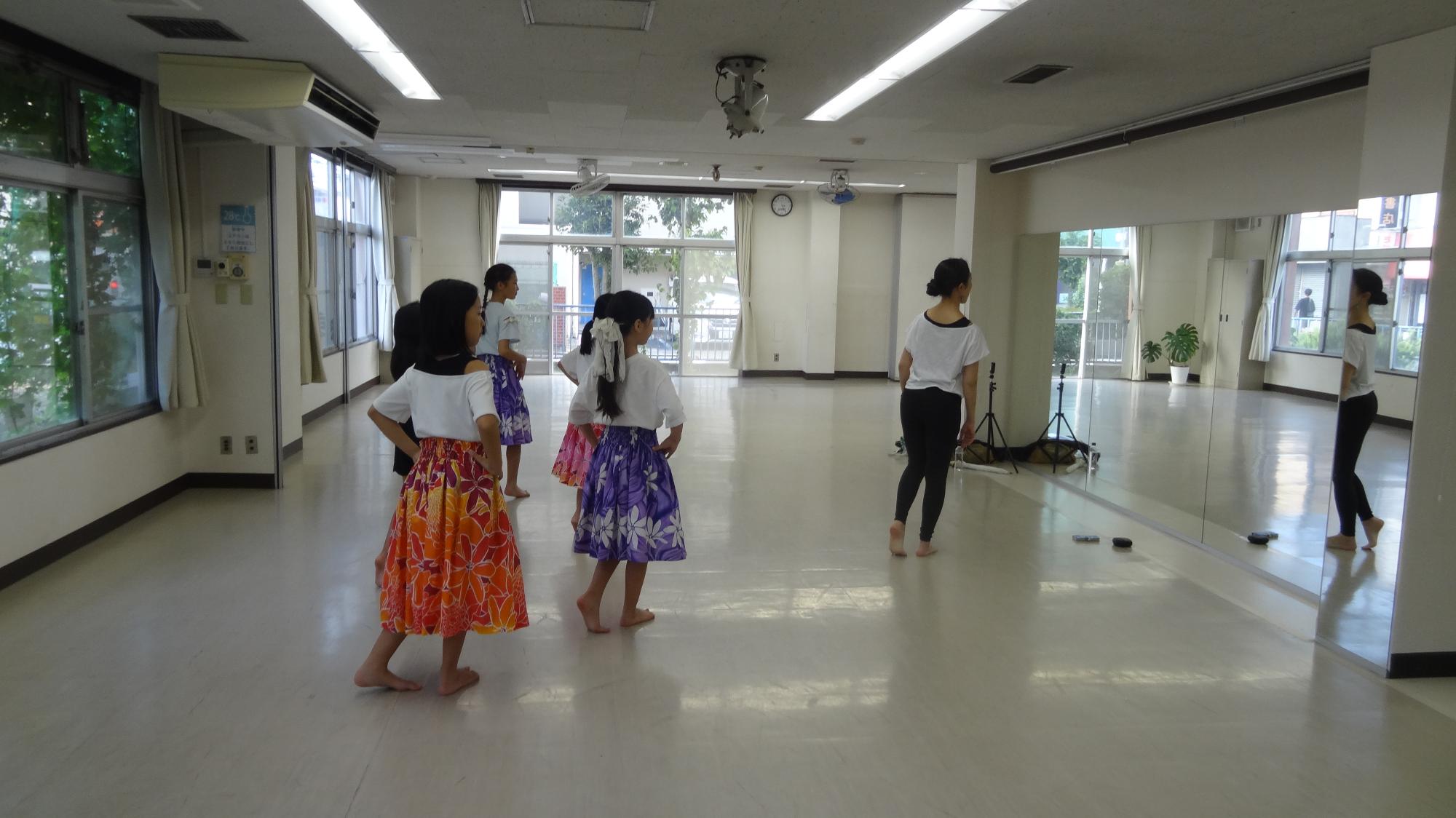 クラブの小学生が講師にステップを教わる様子