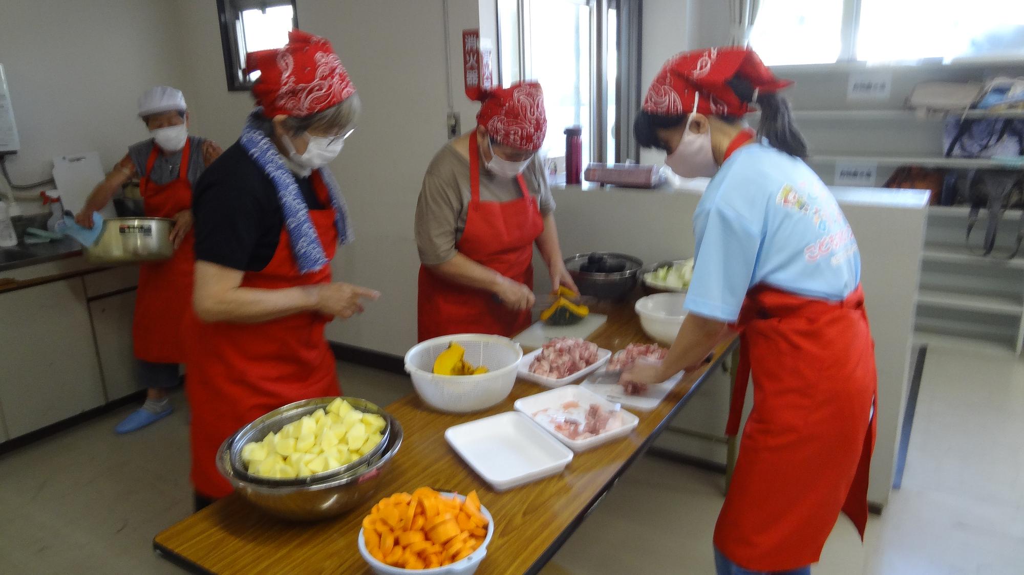 日吉食堂のみなさんがカレーライスを作る様子