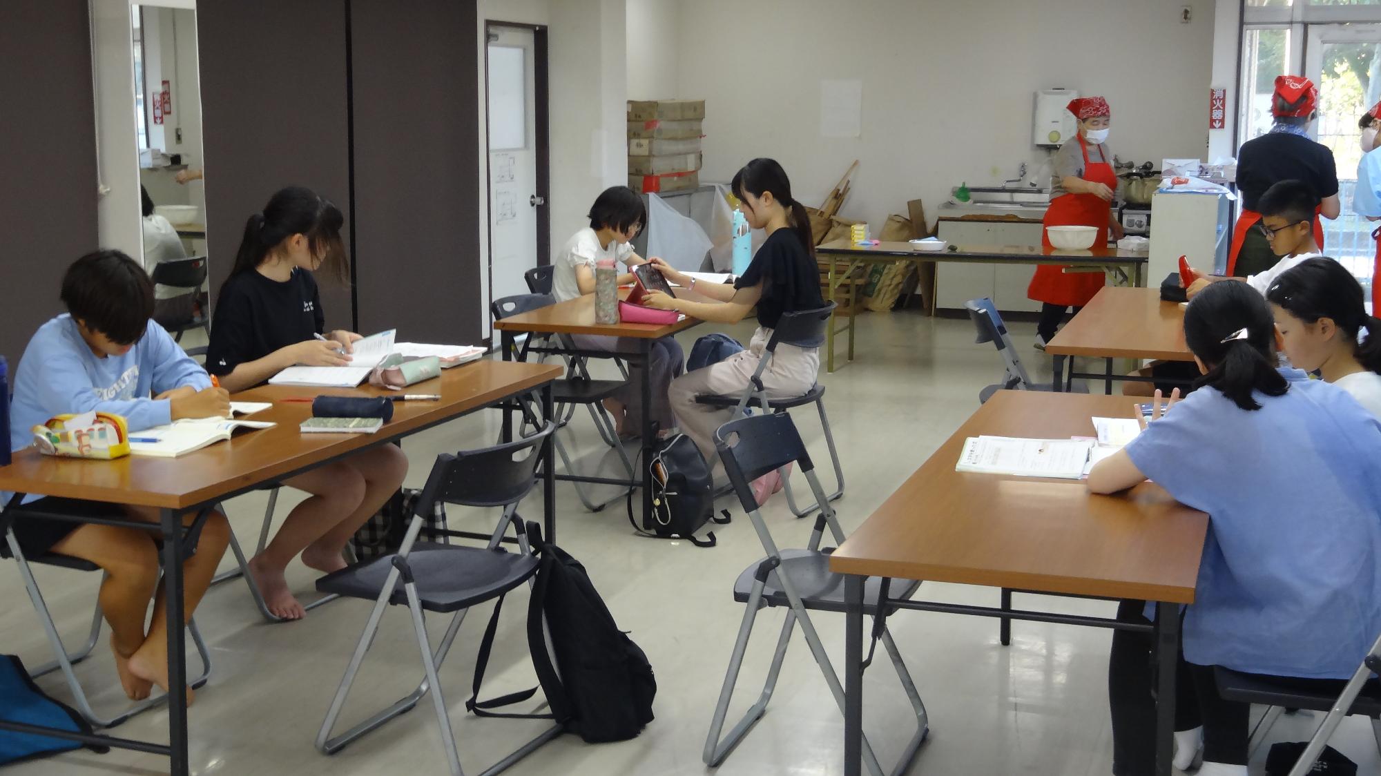 看護大学学生が講師となって、中学生に勉強を教える様子