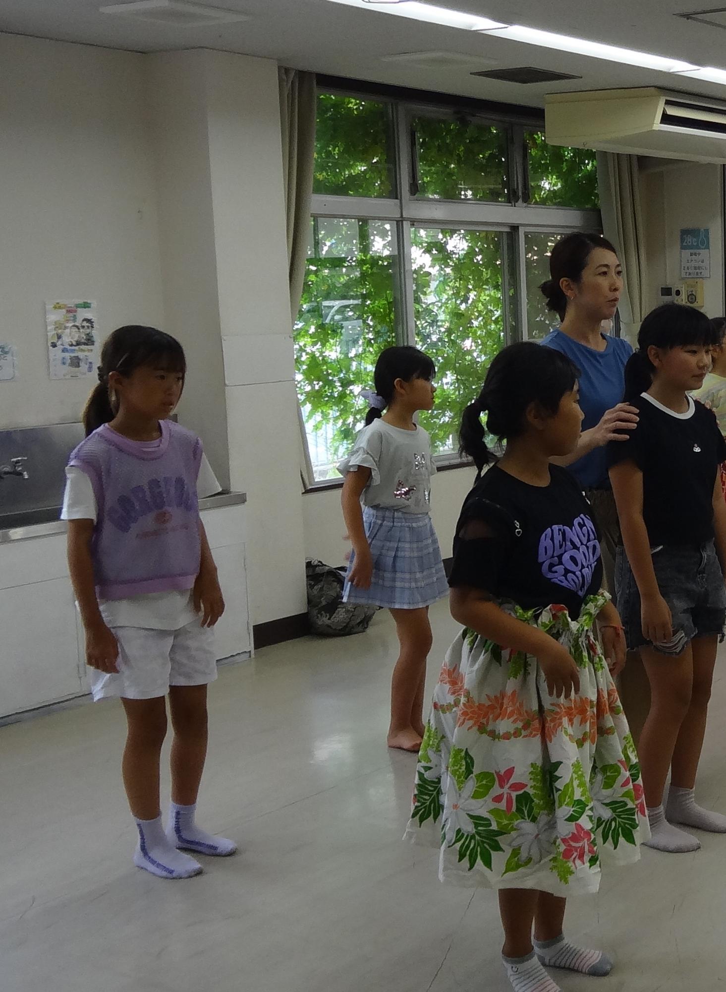 クラブの小学生が講師に立ち姿勢について教わる様子