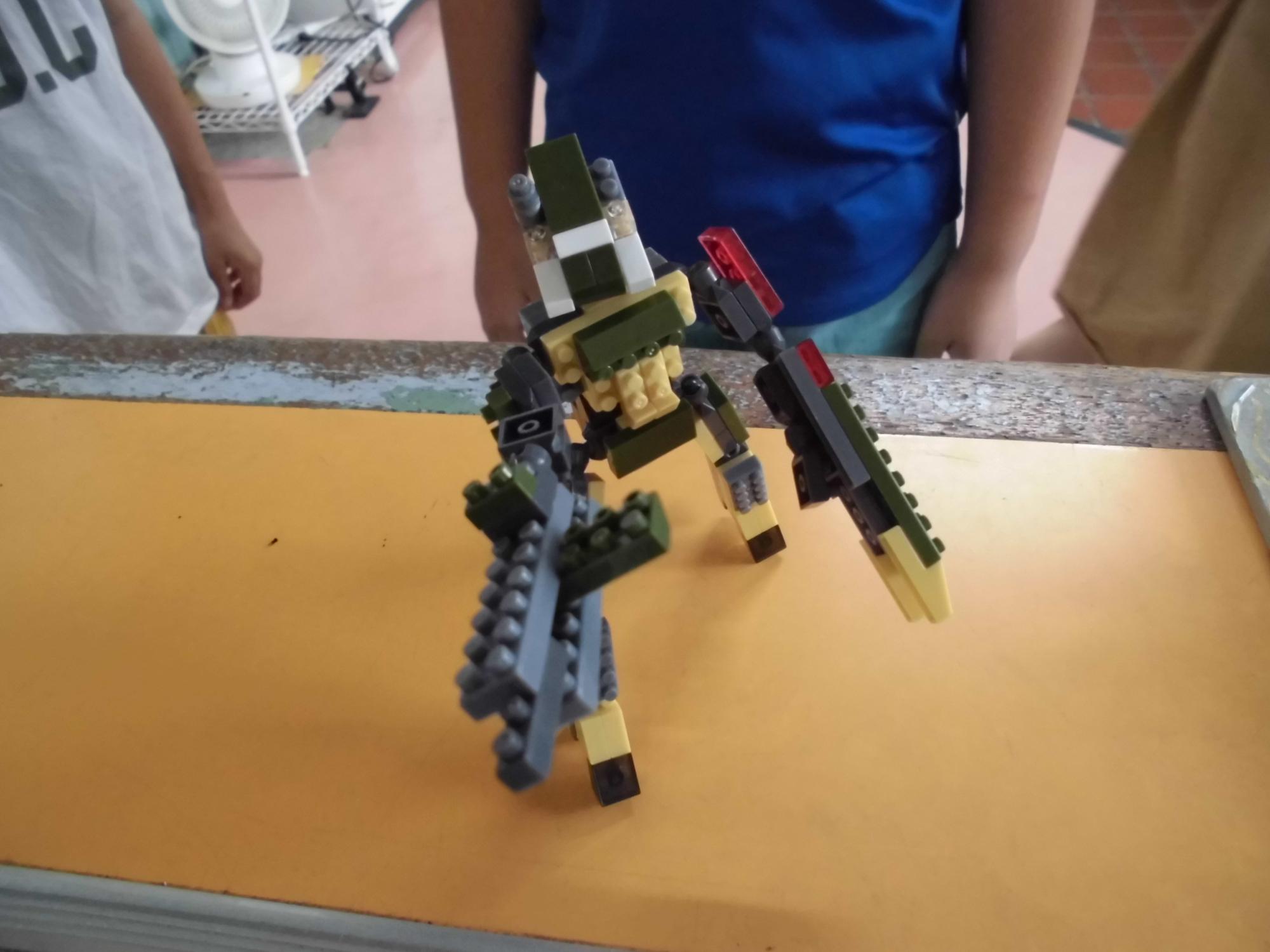 小学生がプチブロック完成を職員に見せてくれた写真