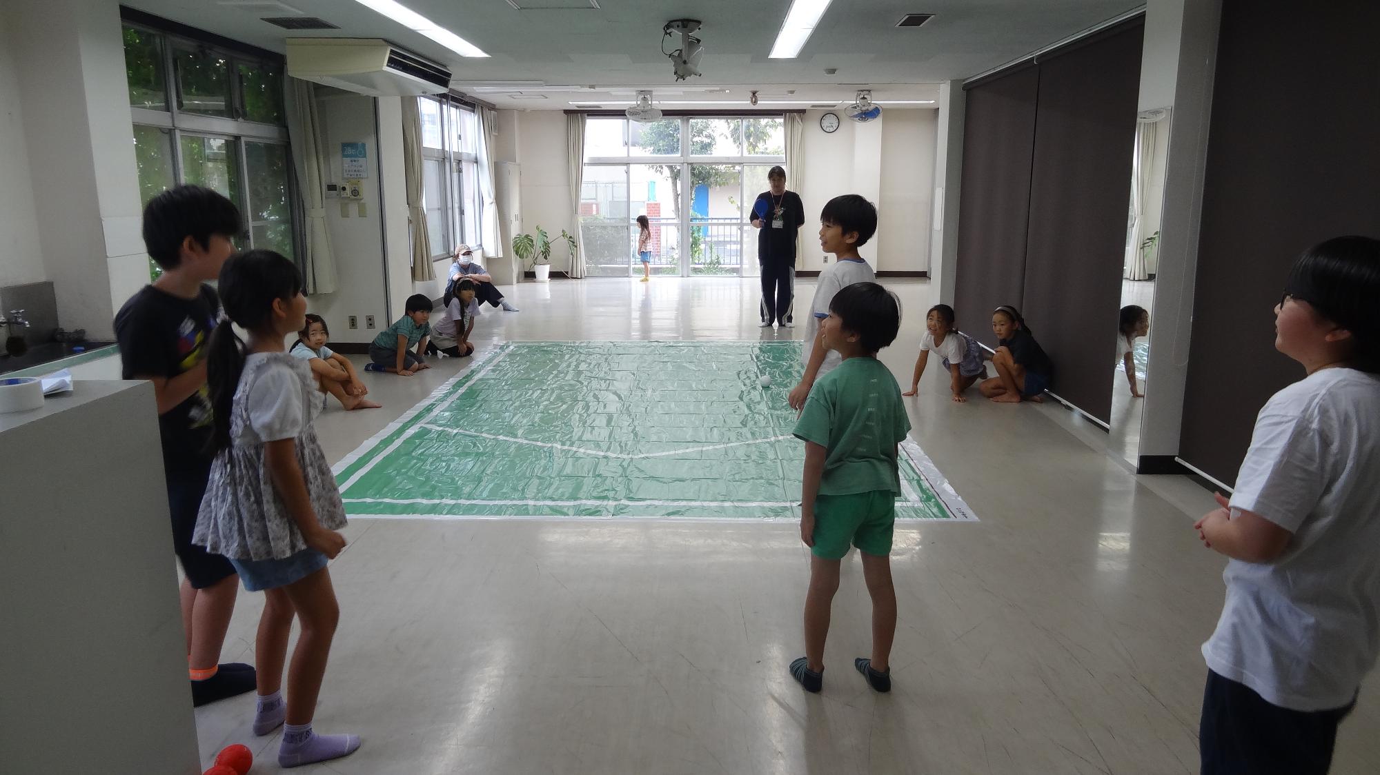 小学生が対戦あそびをしている様子