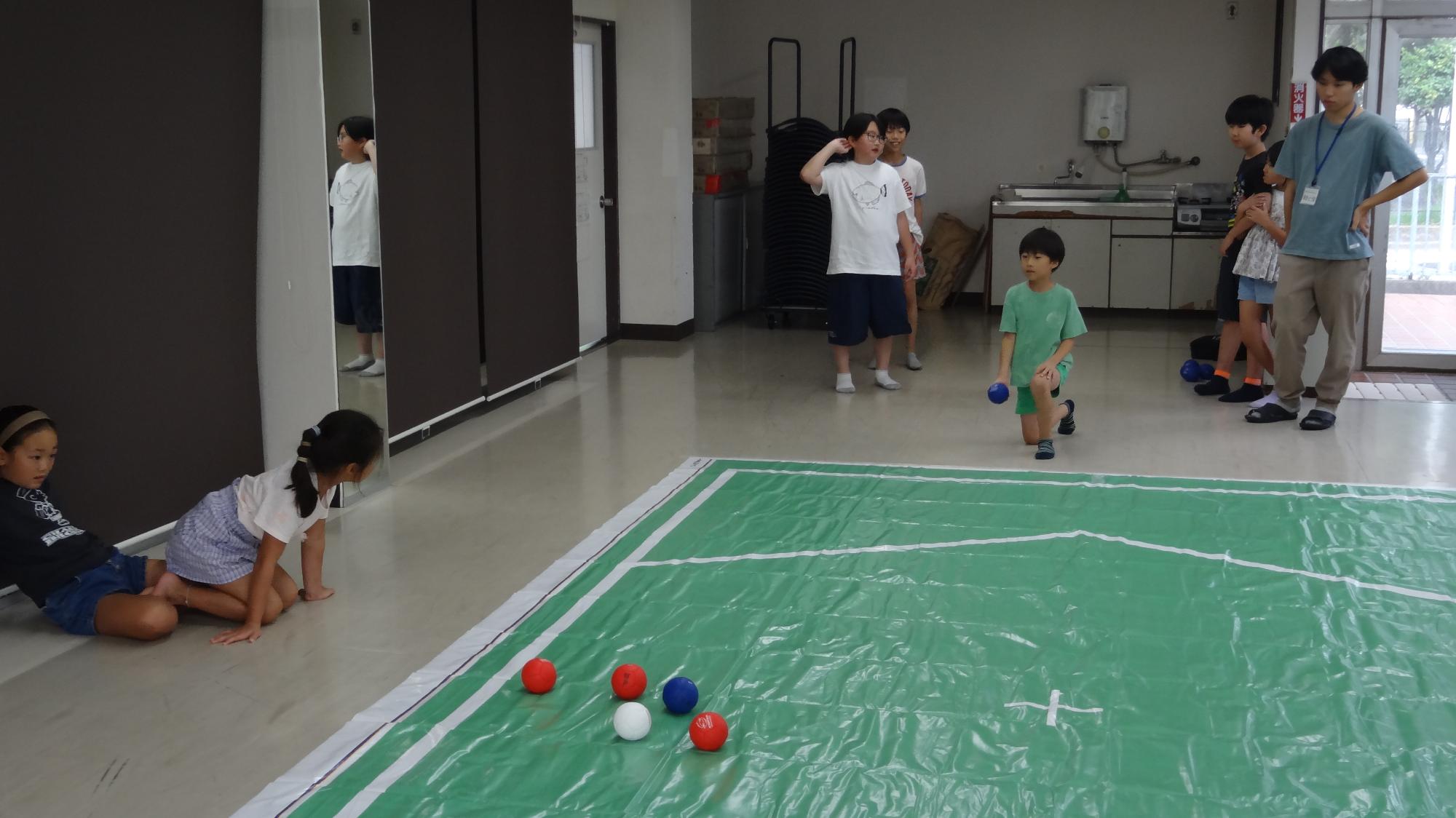 小学生がボッチャをしている様子