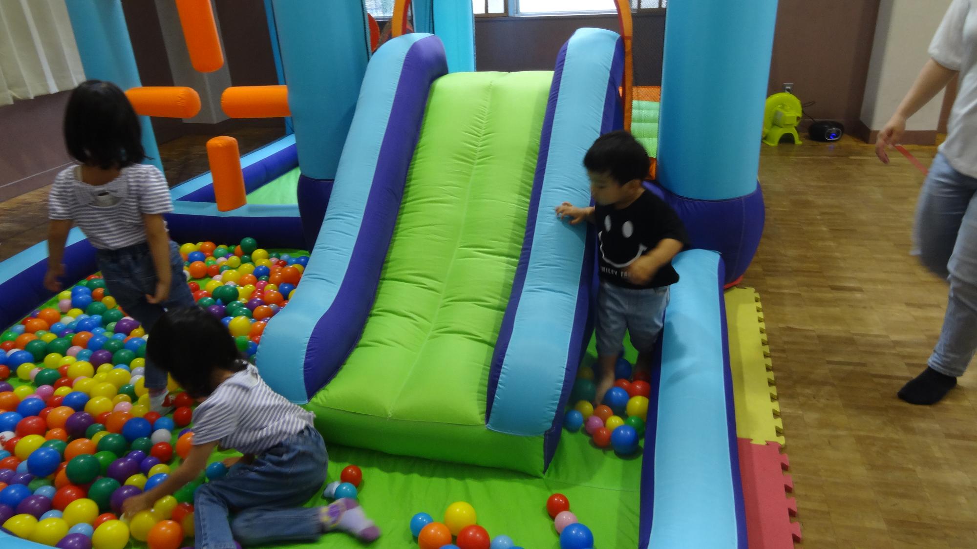 ジャンピングスライダに興味がある幼児の様子