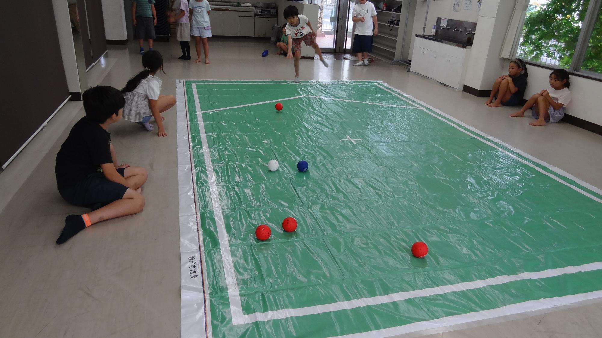 小学生が対戦あそびをしている様子