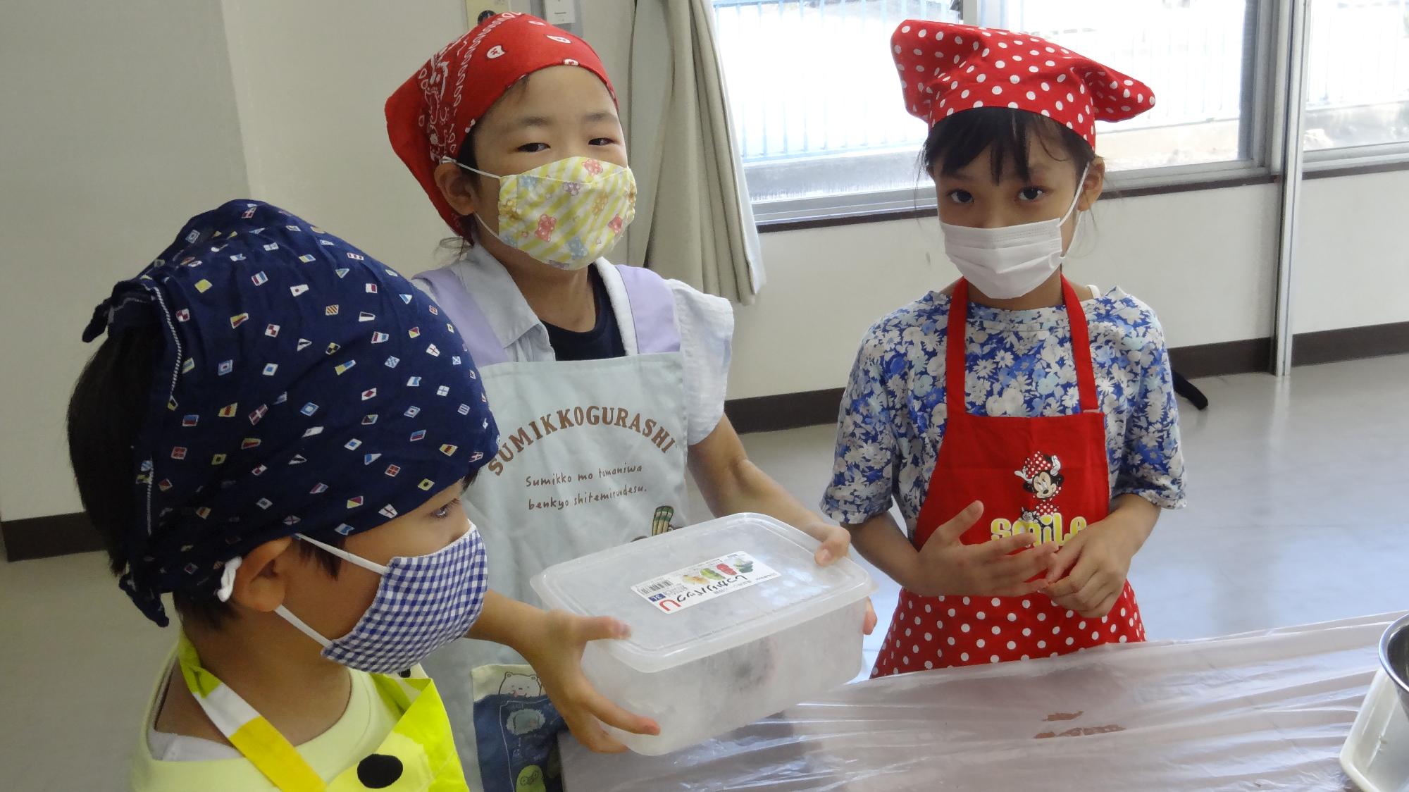 小学生がアイスクリームを作っている様子