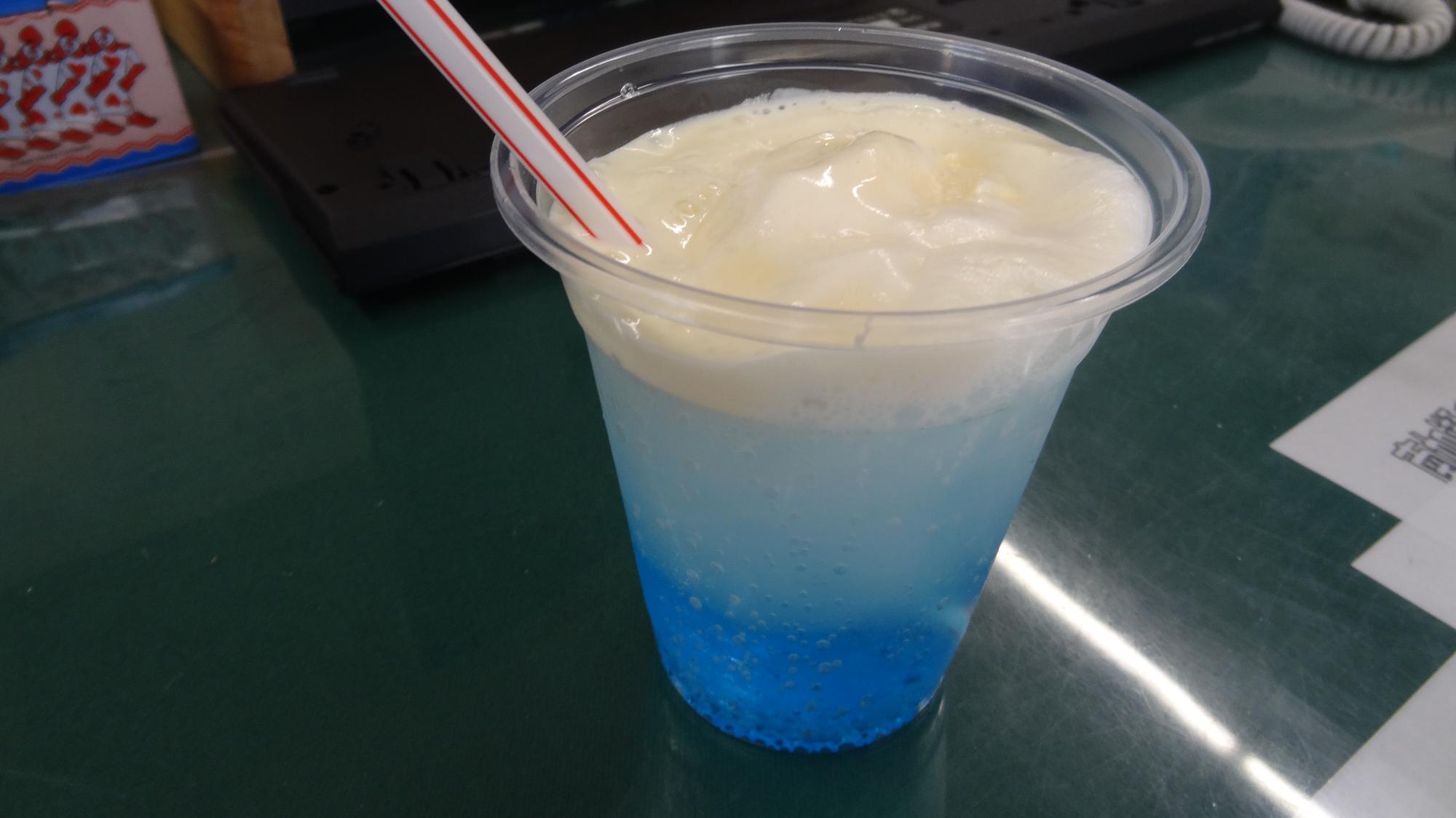 完成したクリームソーダの写真