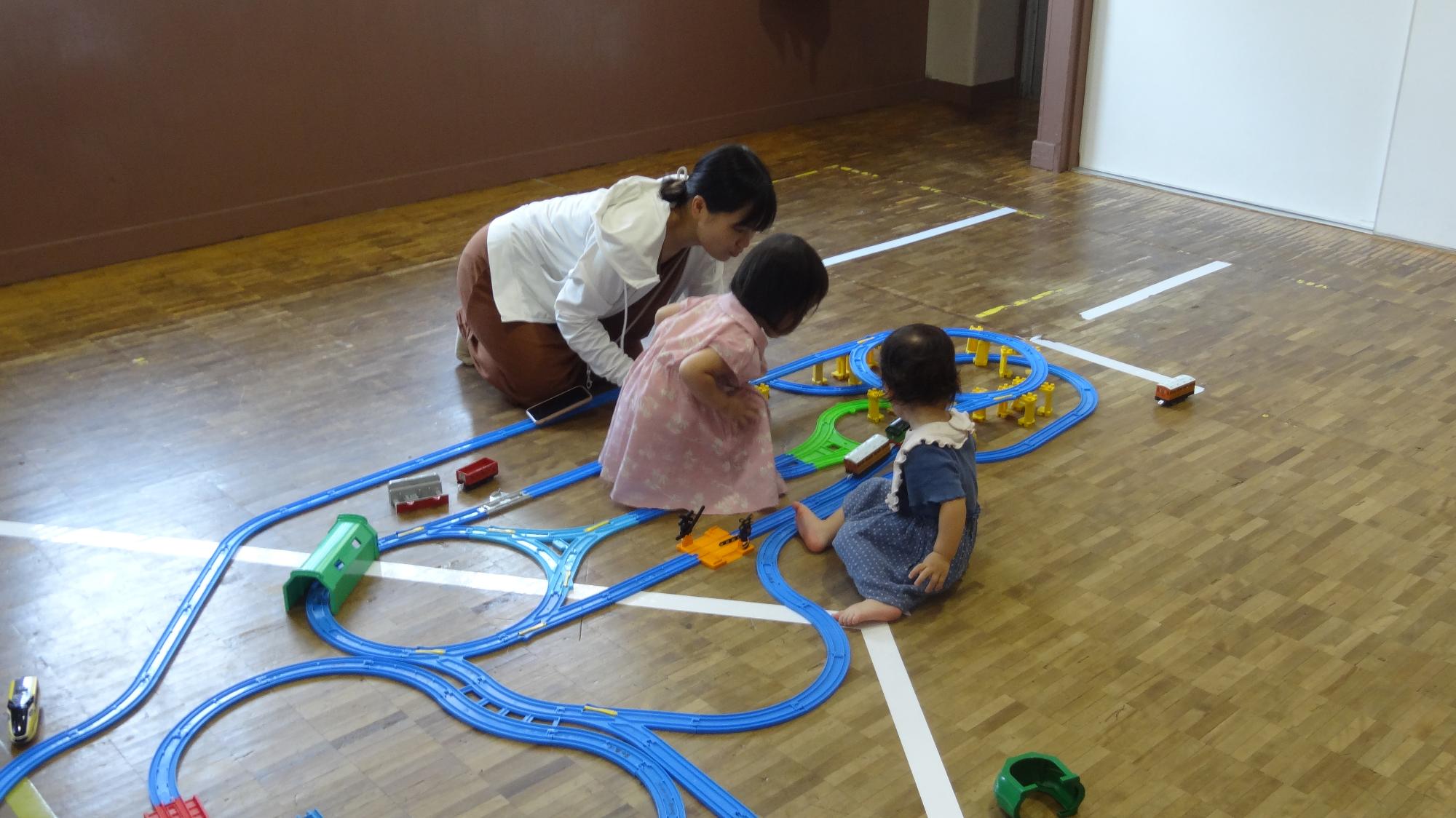 幼児親子がプラレールで遊ぶ様子