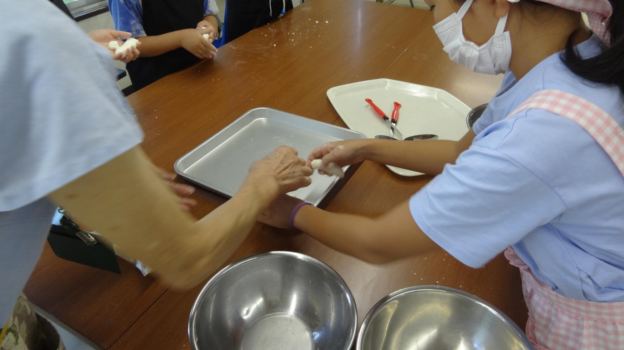 講師と一緒に白玉粉をこねて成型している様子