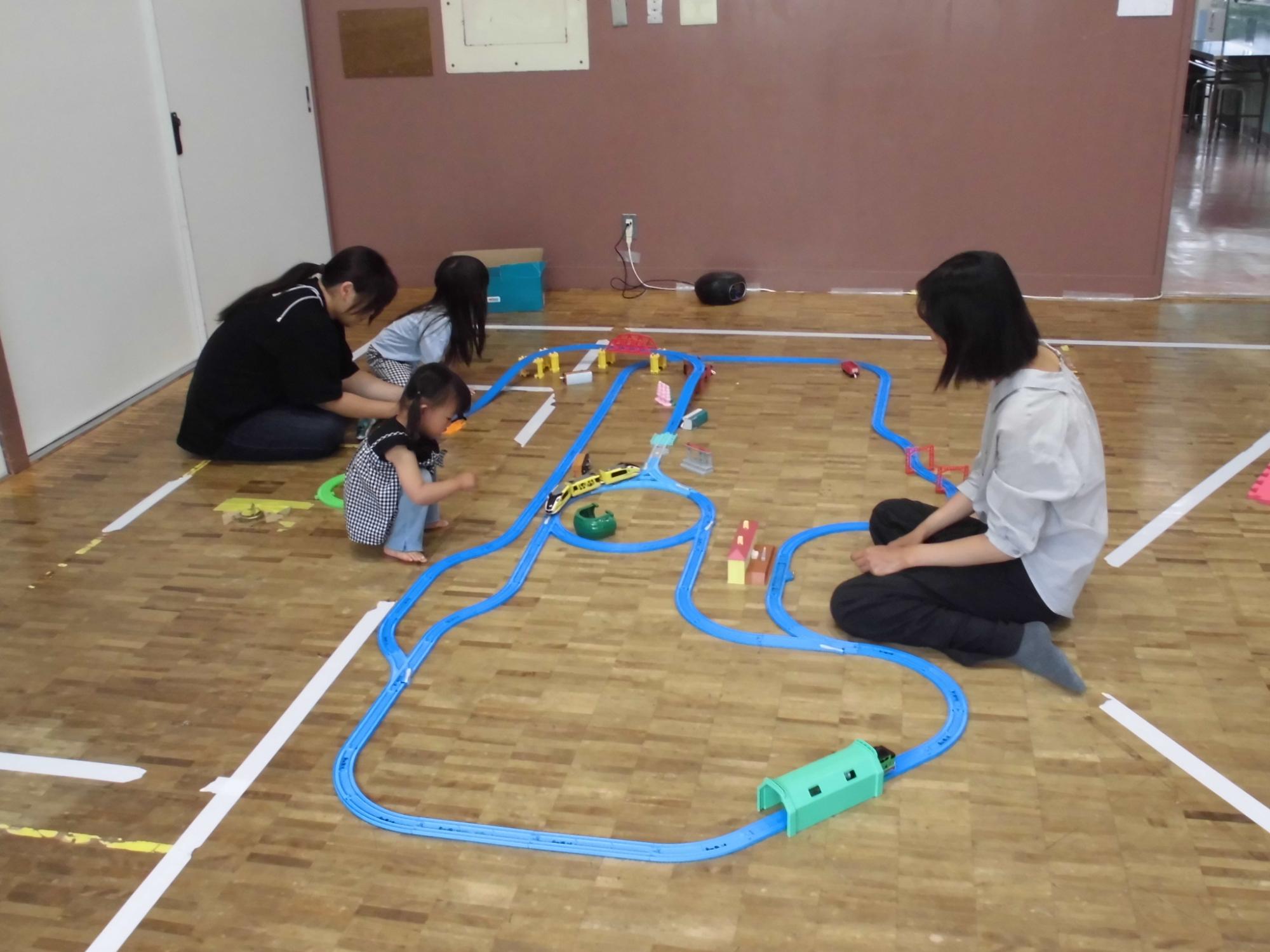親子でプラレールを楽しんでいる様子