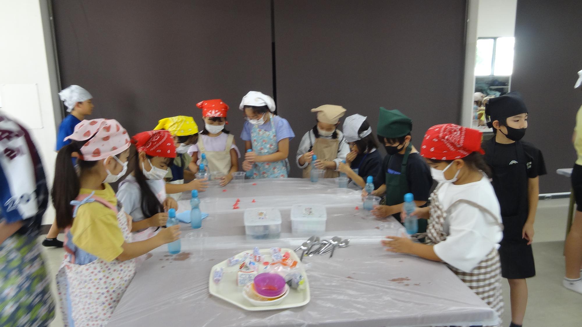 小学生がラムネを使ってソーダを作る様子