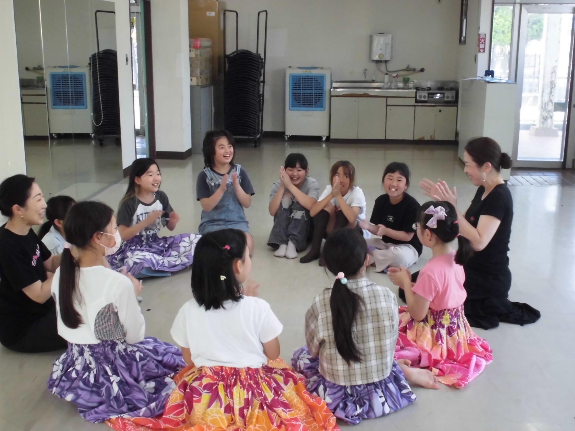 体験に来た子どもと一緒に手拍子をしている様子