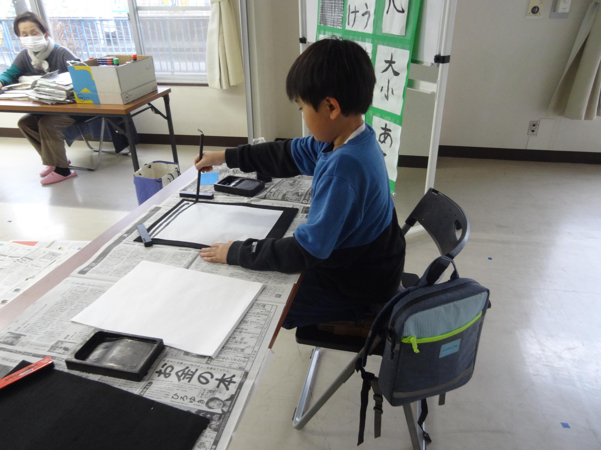 子どもが文字を書く前の線を引く練習をしている様子