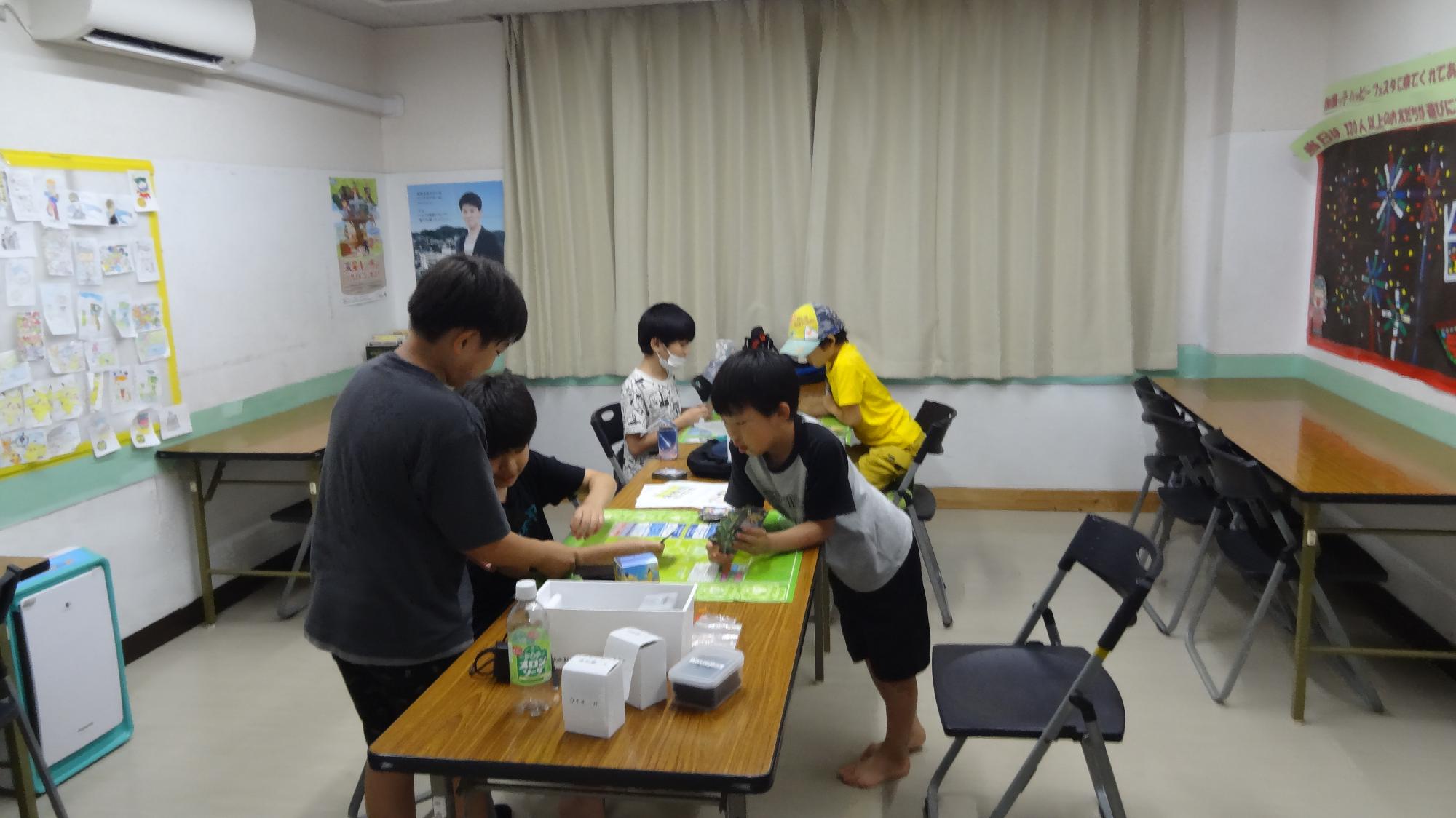 オリジナルポケモンカードで対戦する子どもたちの様子