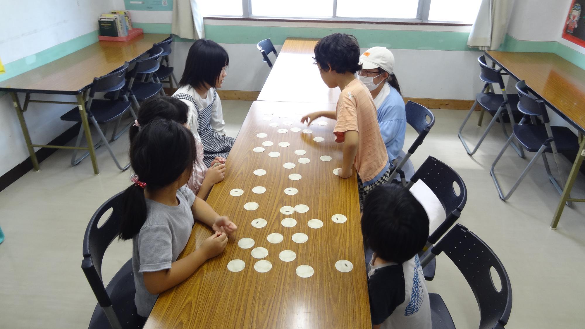 子どもがちんけいすいじゃくバトルをして楽しんでいる様子