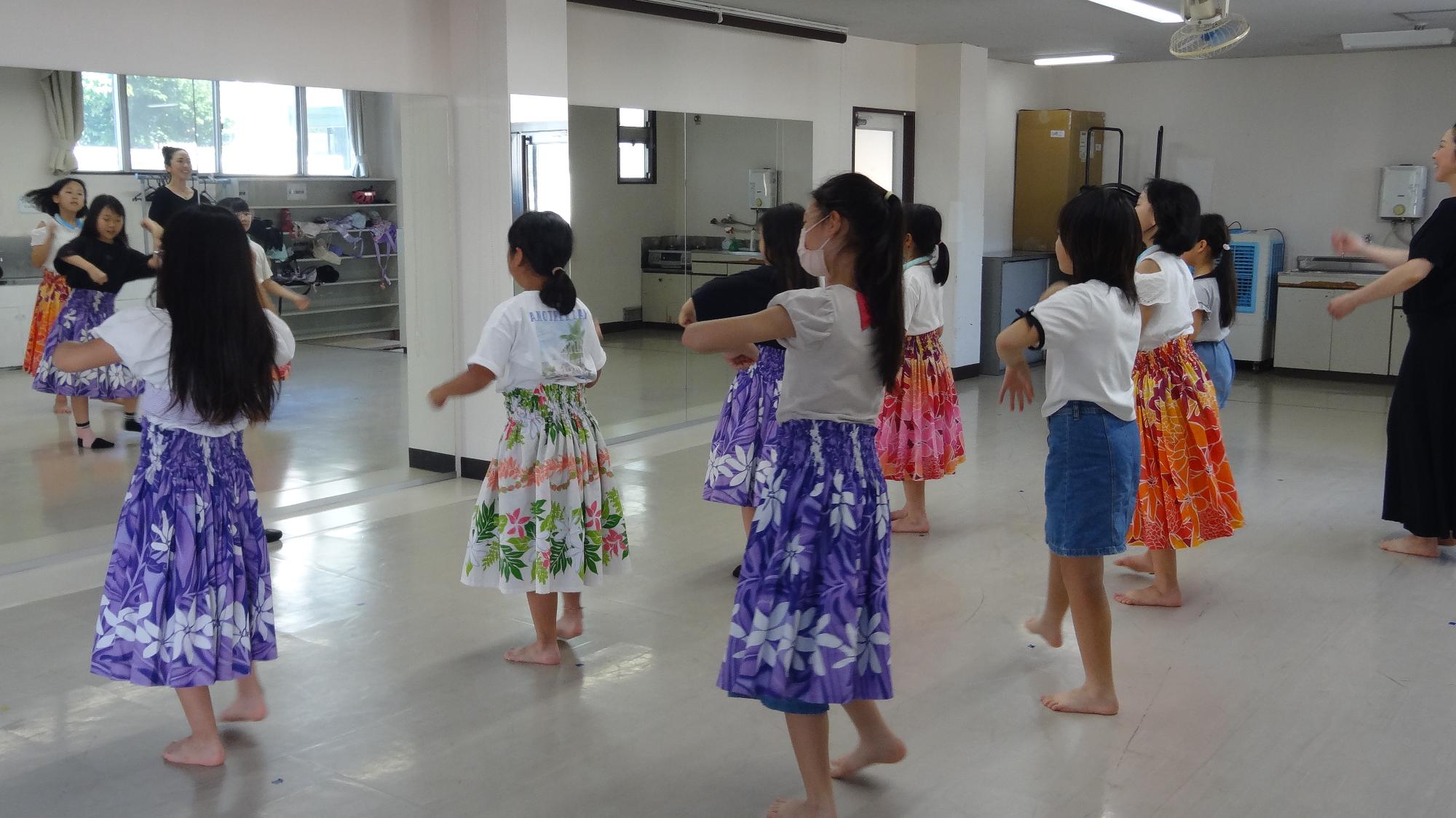 クラブの小学生がフラダンスの練習をしている様子