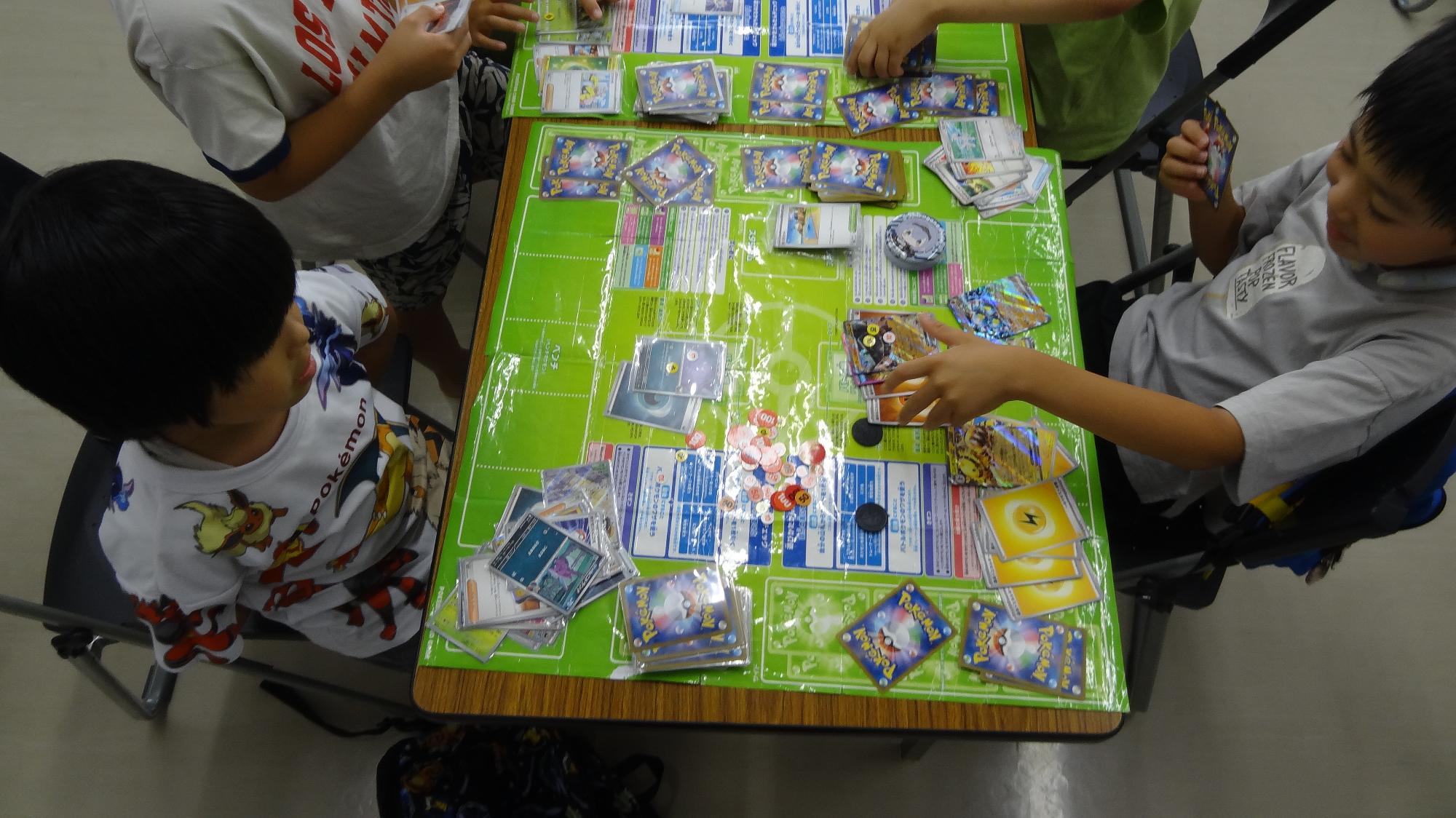 オリジナルポケモンカードで対戦する子どもたちの様子