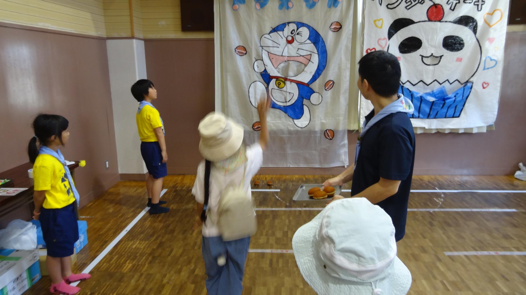 集会室で子どもが的当てをする様子