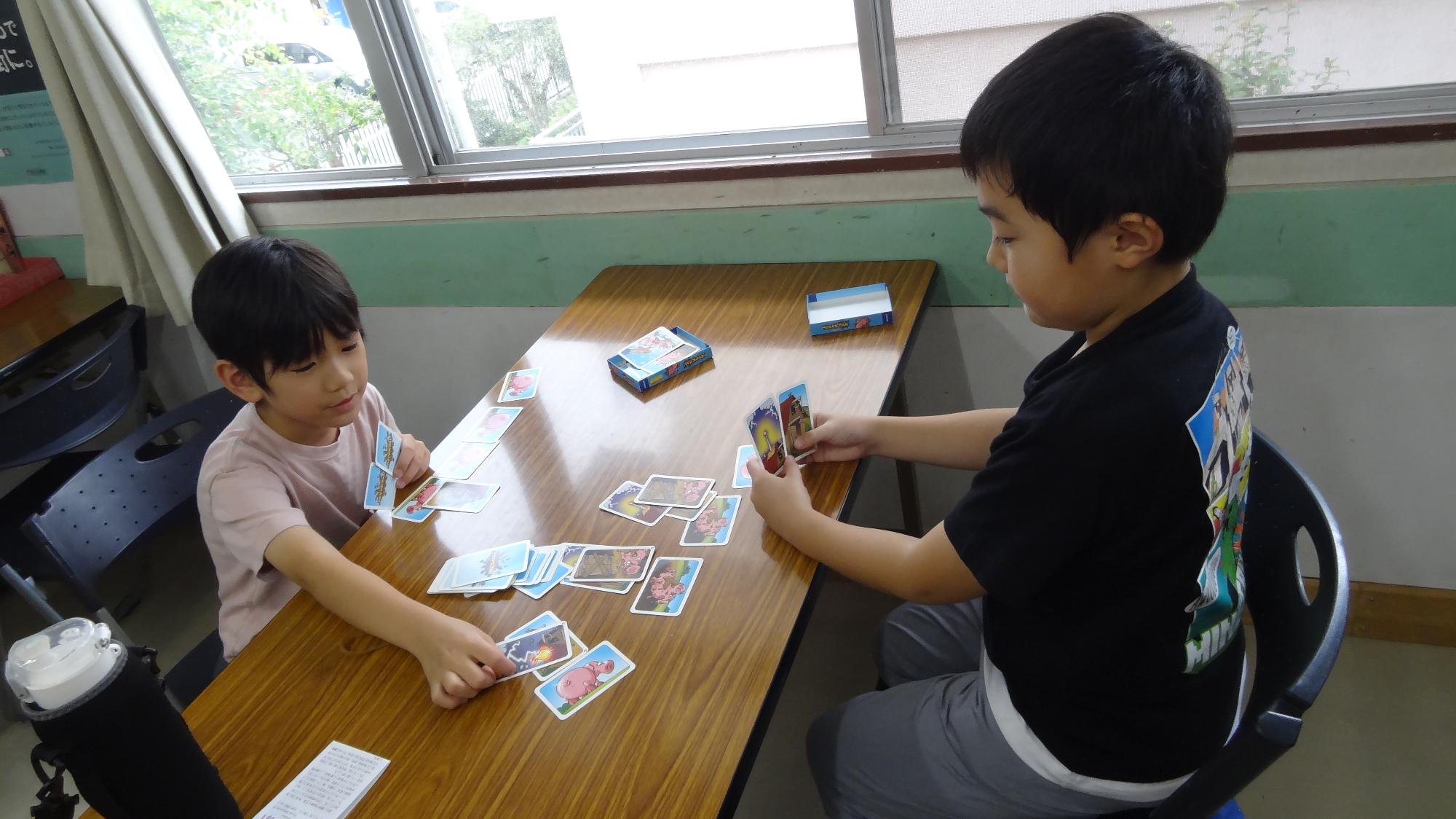 子ども二人がカードゲームで対戦している様子