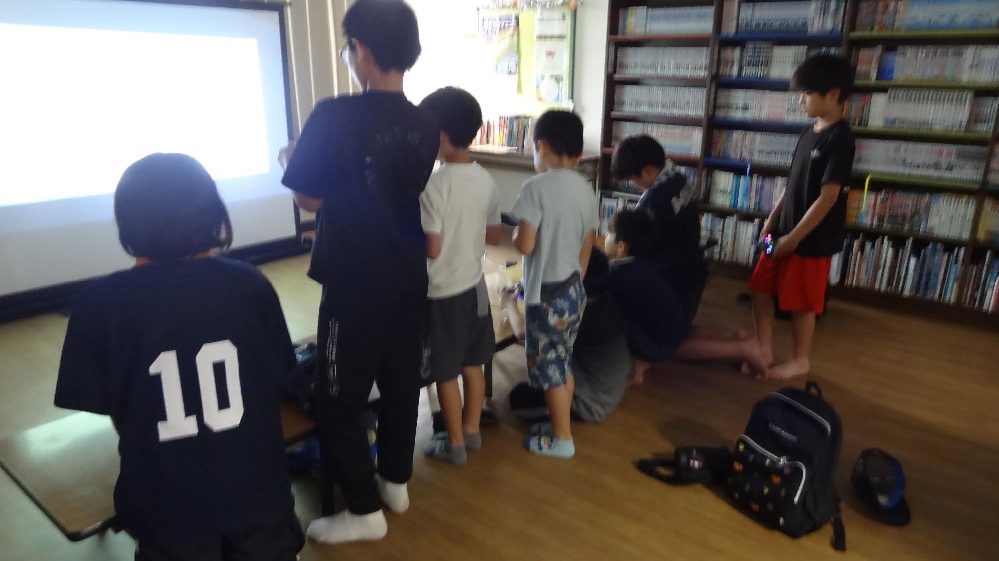 子どもが集まってゲームをする様子