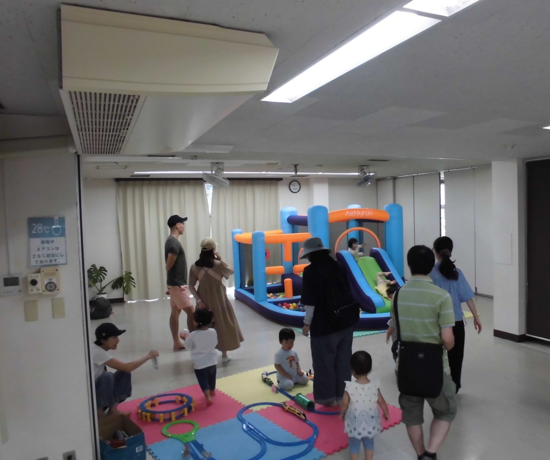 プラレールで遊んでいる様子