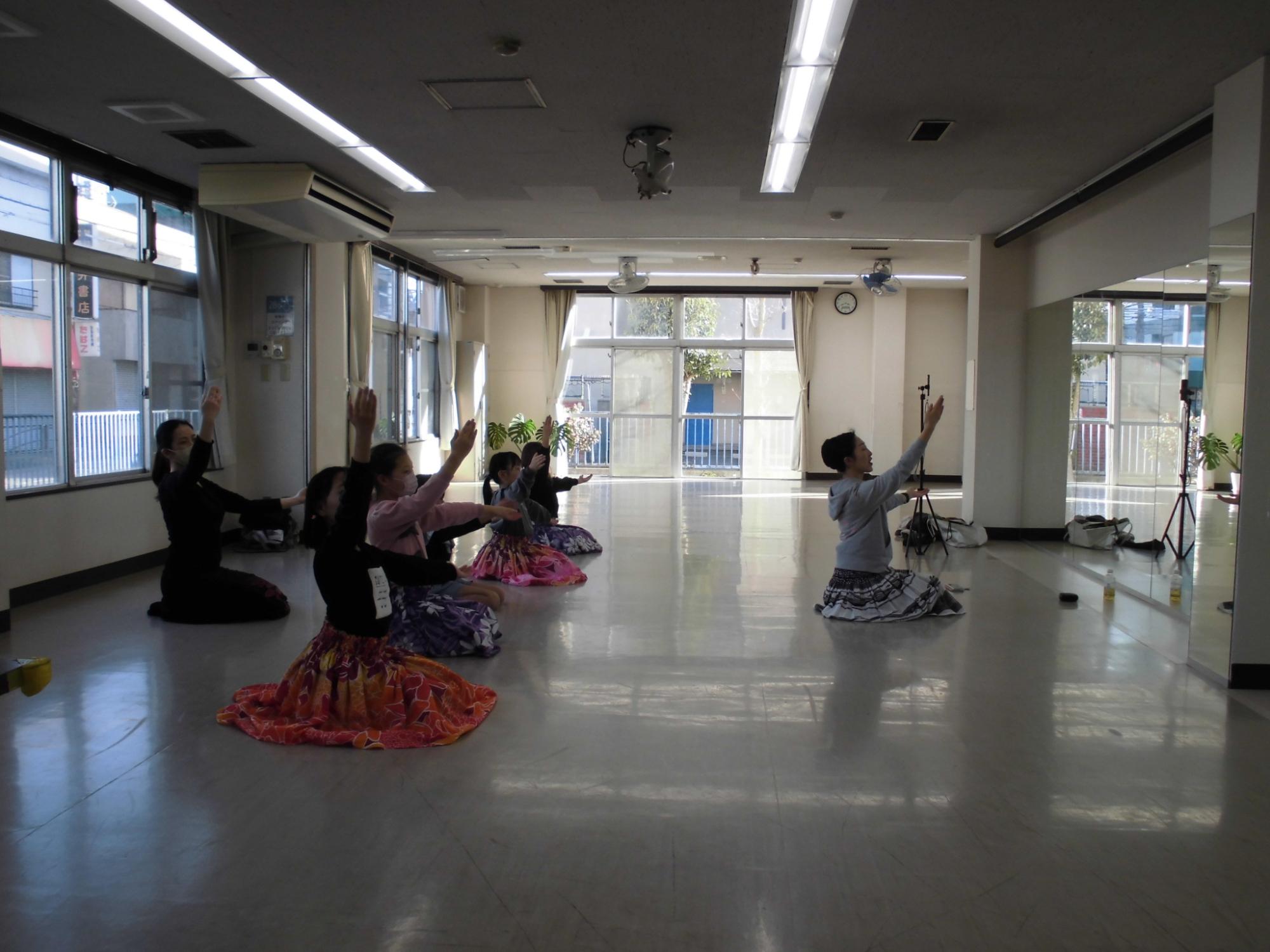 フランダンスのクラブ員が先生と同じポーズをしている様子