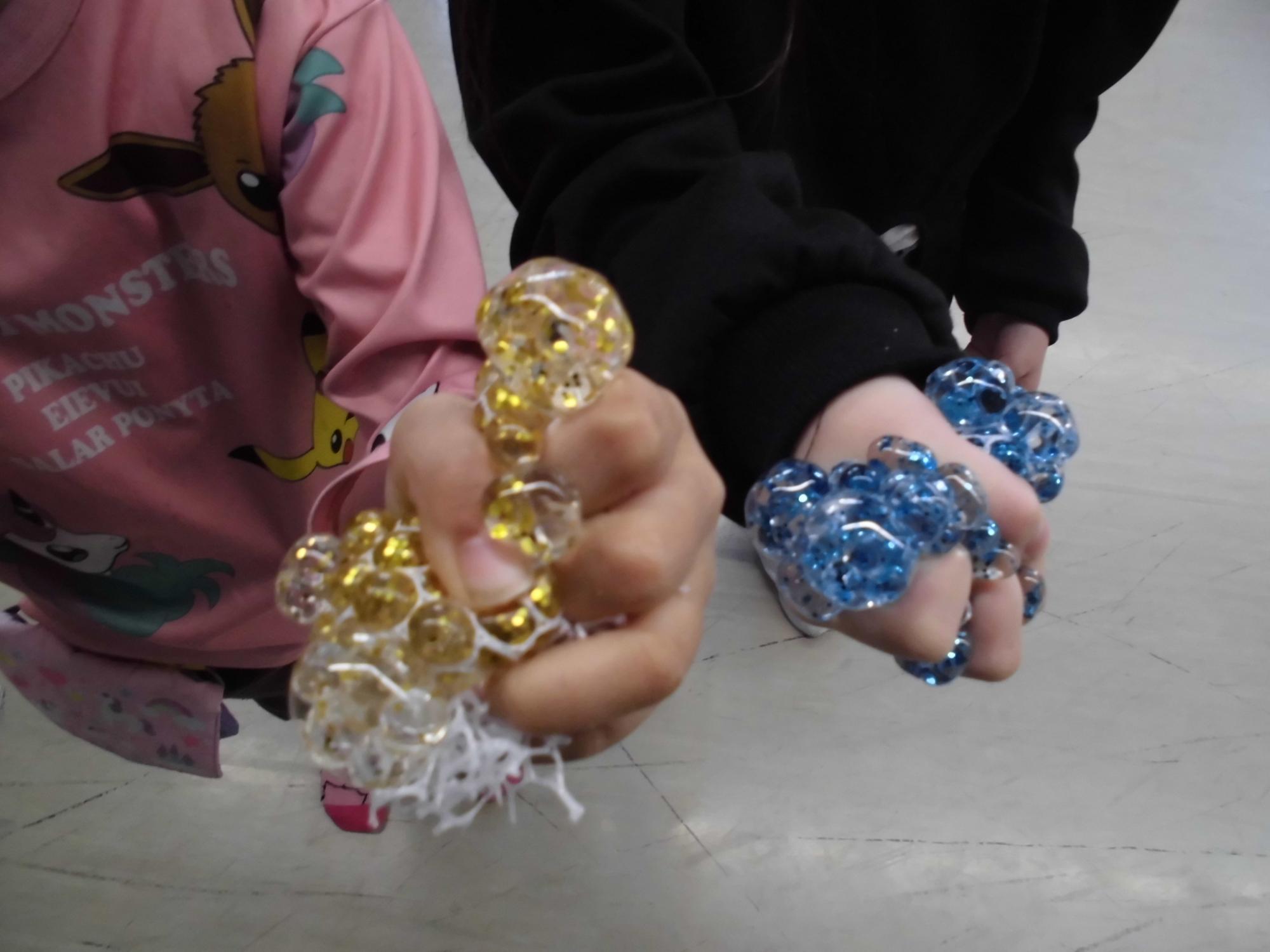 景品のスクイーズを握っている様子