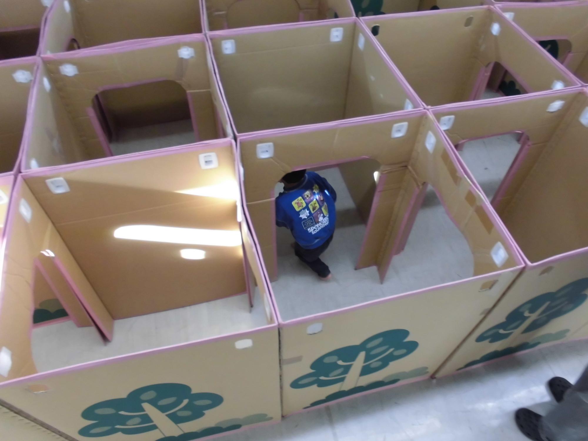 幼児がめいろで遊んでいる様子