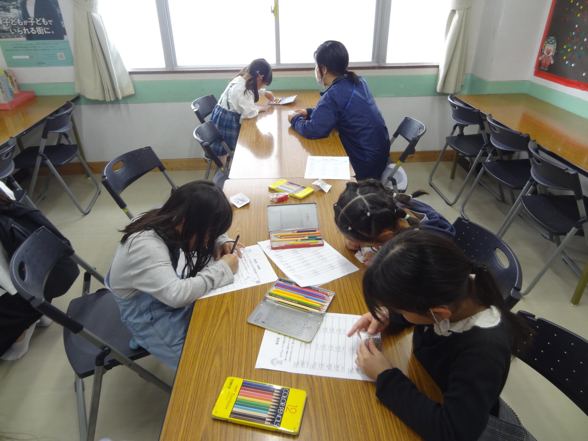 六角返しのイラスト色塗りをしている写真