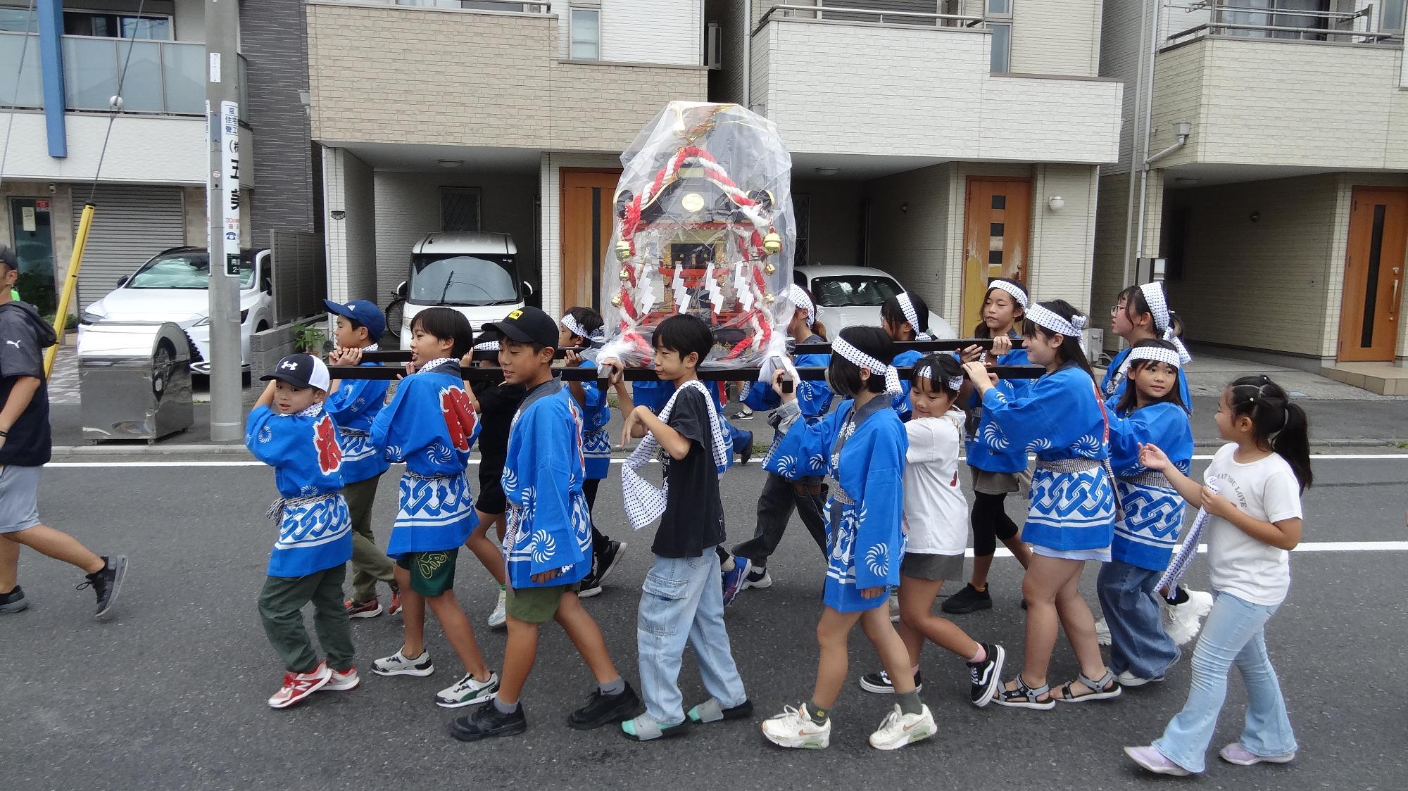 神輿かつぎの様子