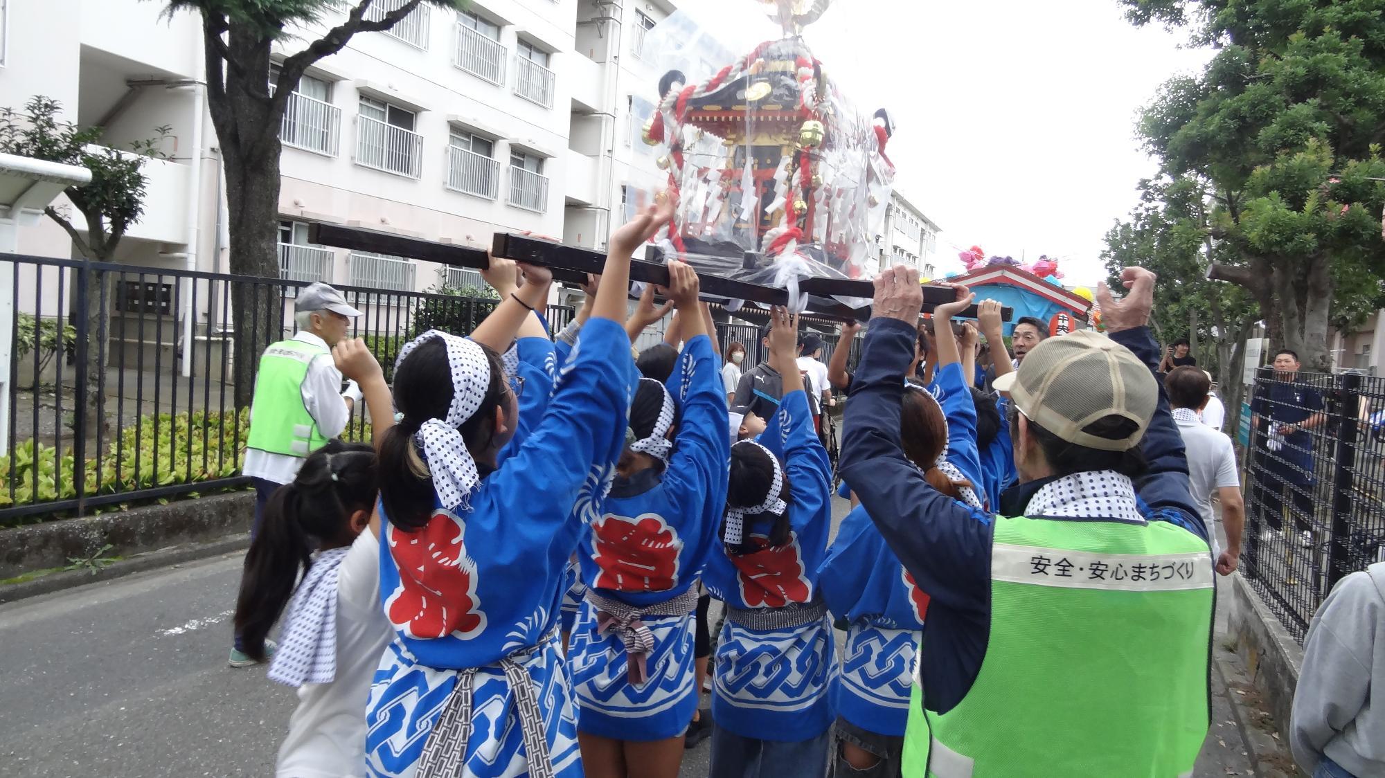 神輿かつぎの様子