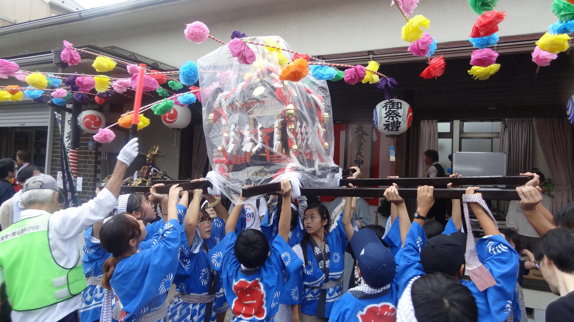 神輿かつぎの様子