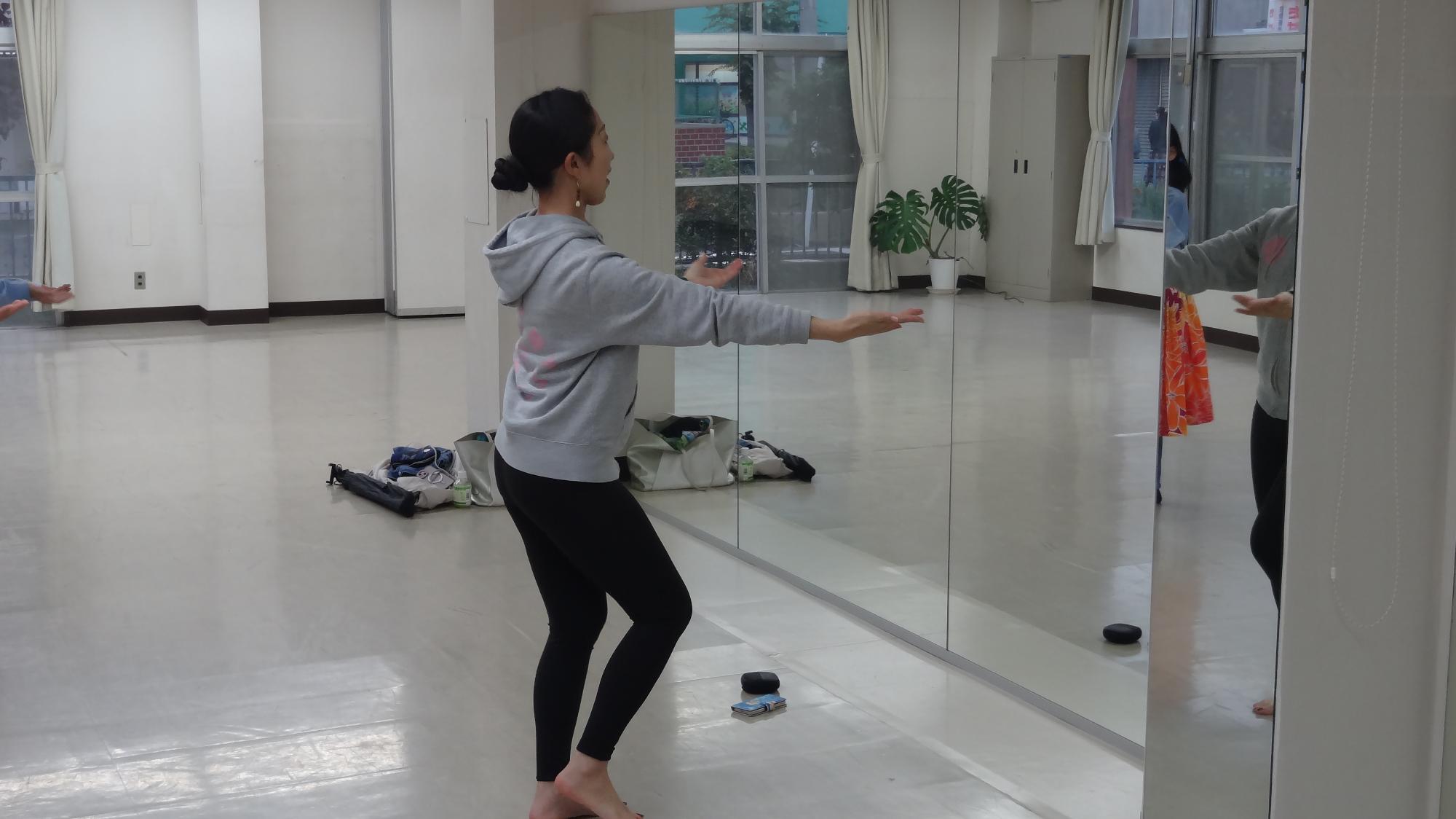 南加瀬こども文化センター クラブ活動の講師が前に出て指導している様子の画像