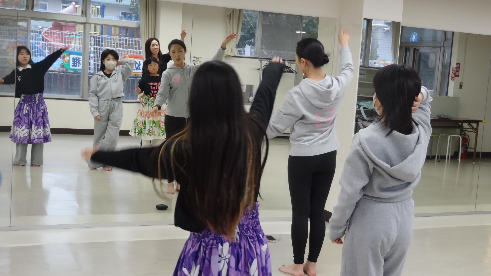 クラブ活動の先生のことを見ながらこどもたちが踊っている様子の画像