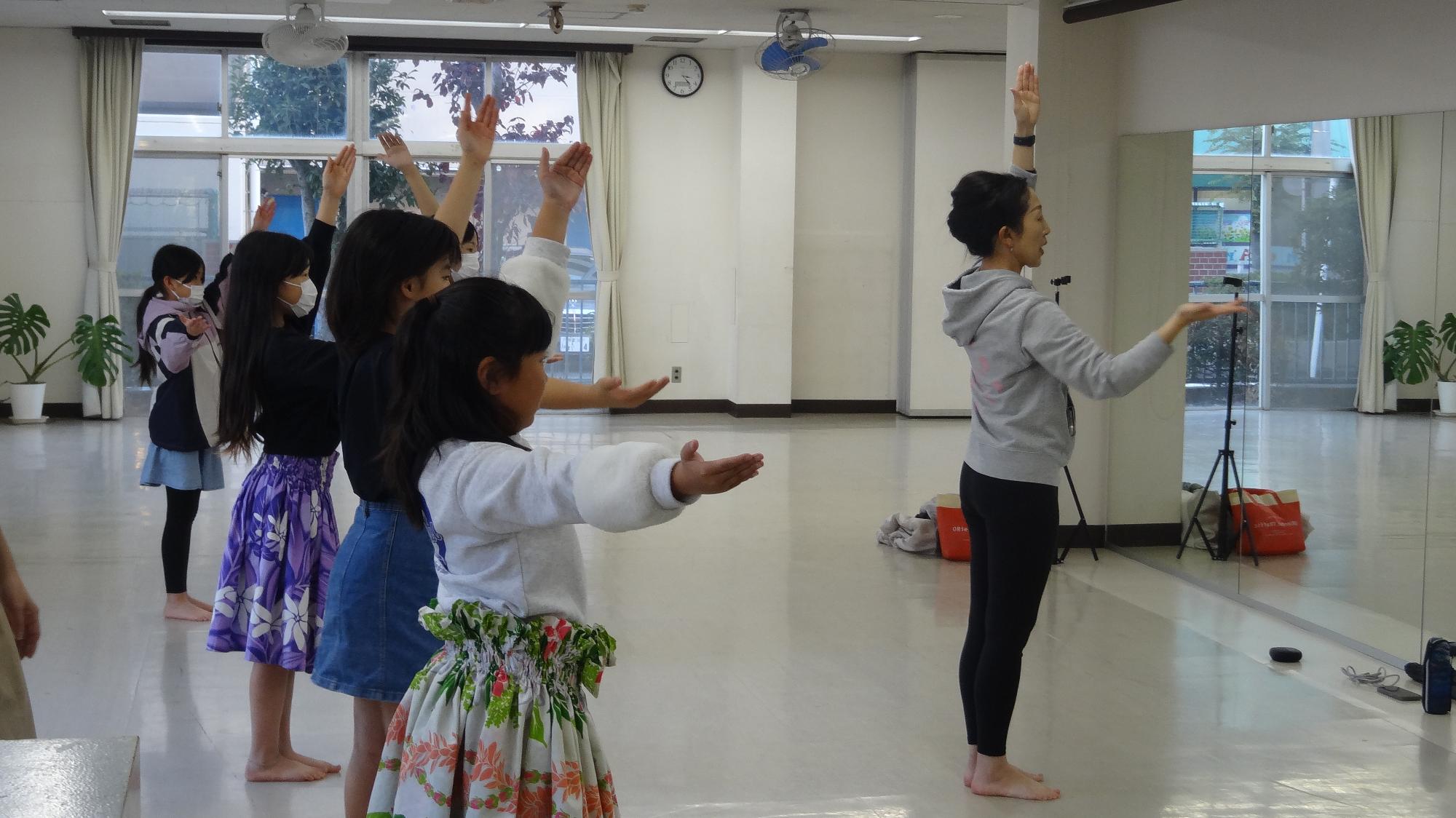 クラブ活動先生のことを見ながらこども達がポーズをとっている画像