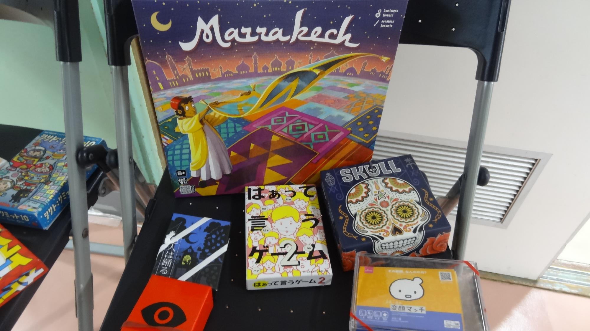 たくさんのボードゲームが椅子の上に並べられている様子の画像（1枚目とは別のもの）