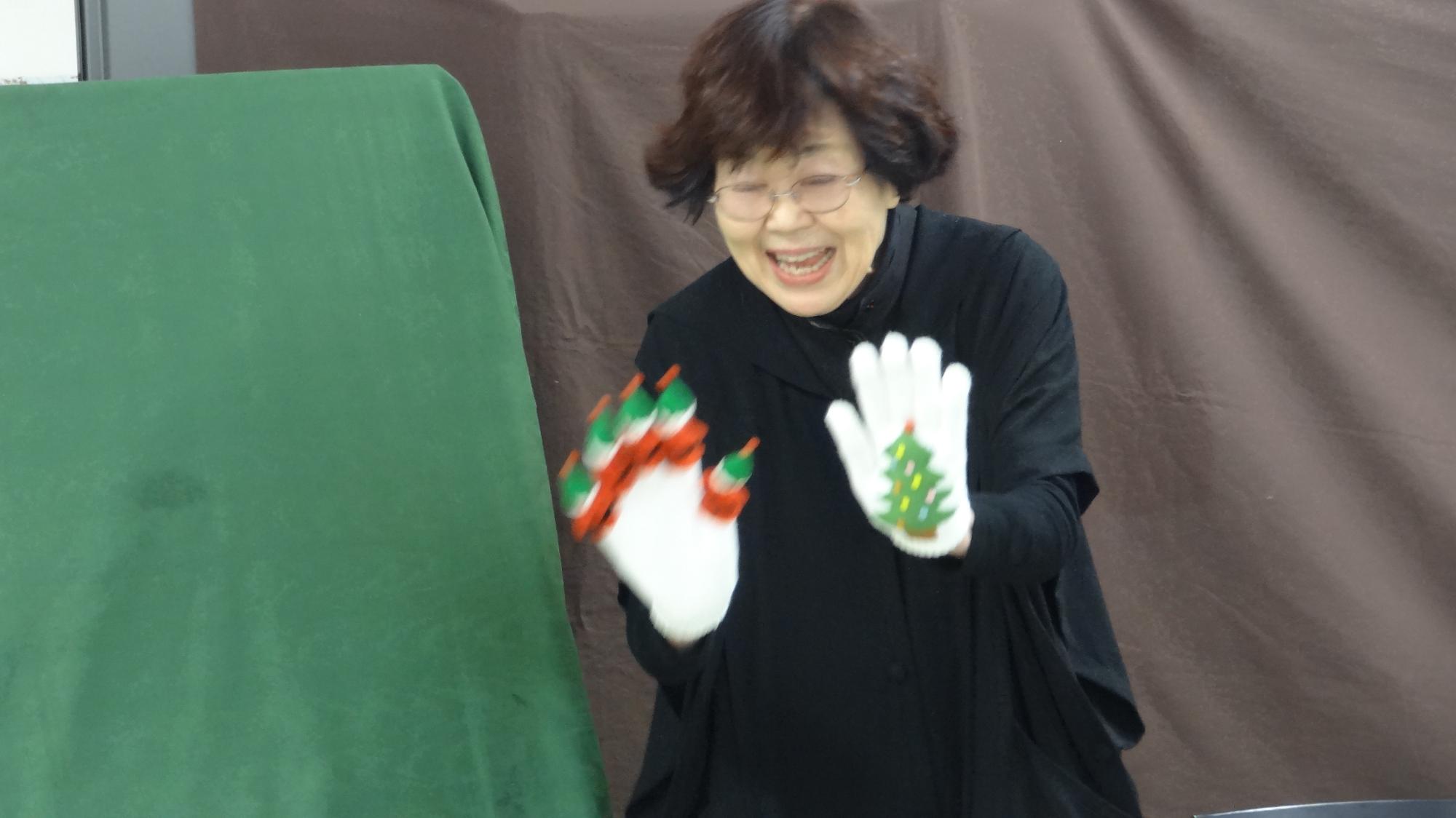 おはなし会の先生が、手袋をつけてお話をしている様子。