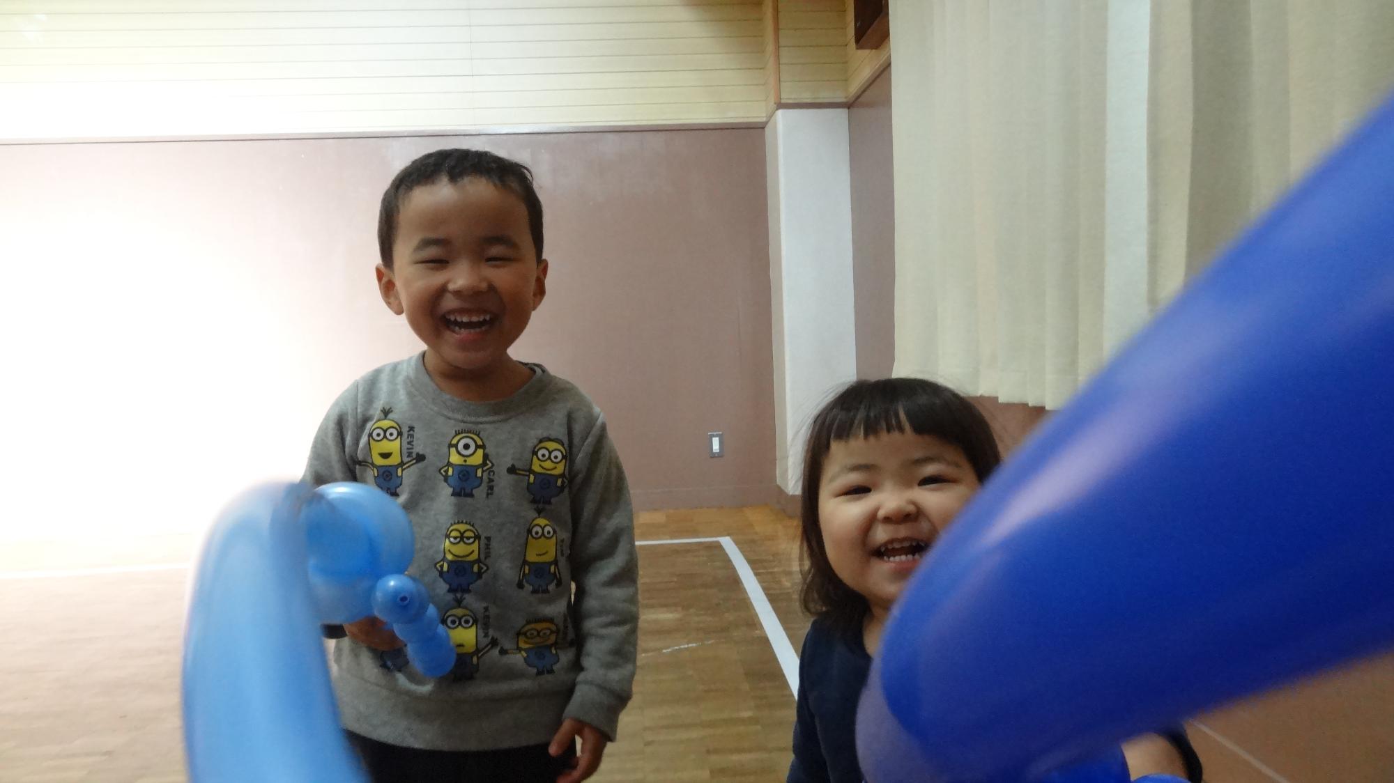 バルーンで作られた剣を持ってカメラに向かって楽しそうにしている様子