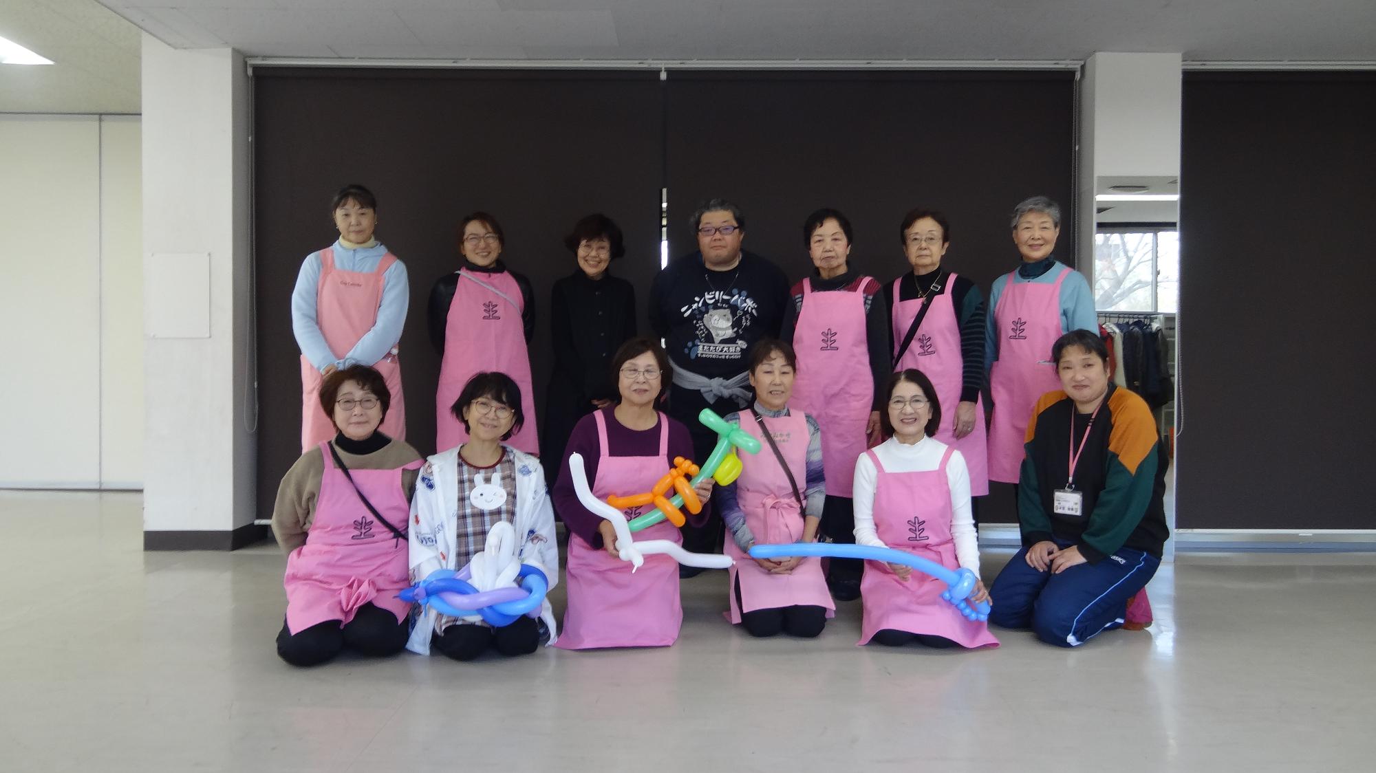 おはなし会とバルーンの行事の先生とそれを手伝ってくれたスタッフの方々とこぶんの館長の集合写真