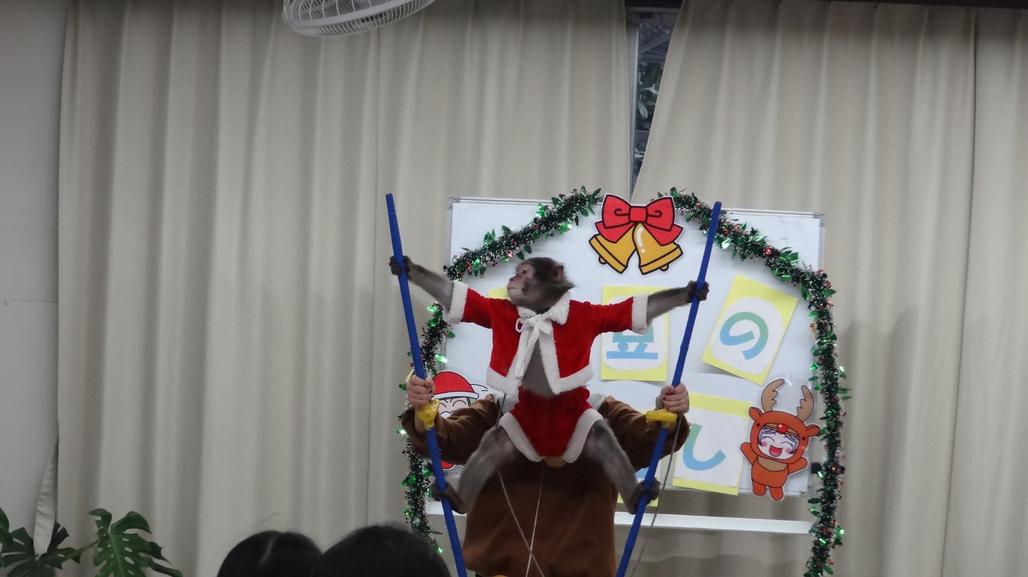 猿が竹馬をしている様子