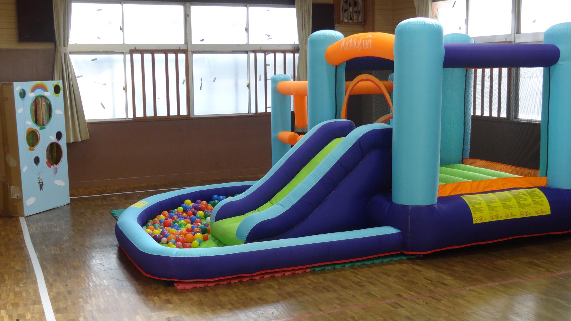 集会室にジャンピングスライダーが設置されている写真