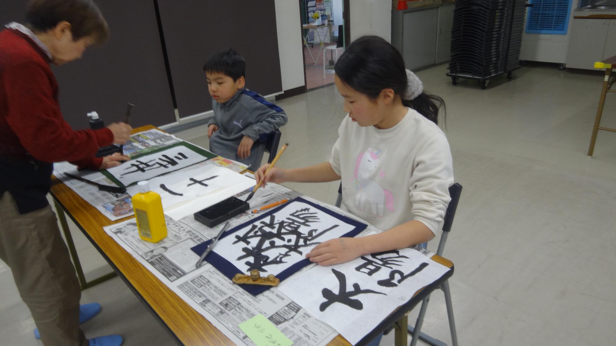 小学生2人が書道をしている様子