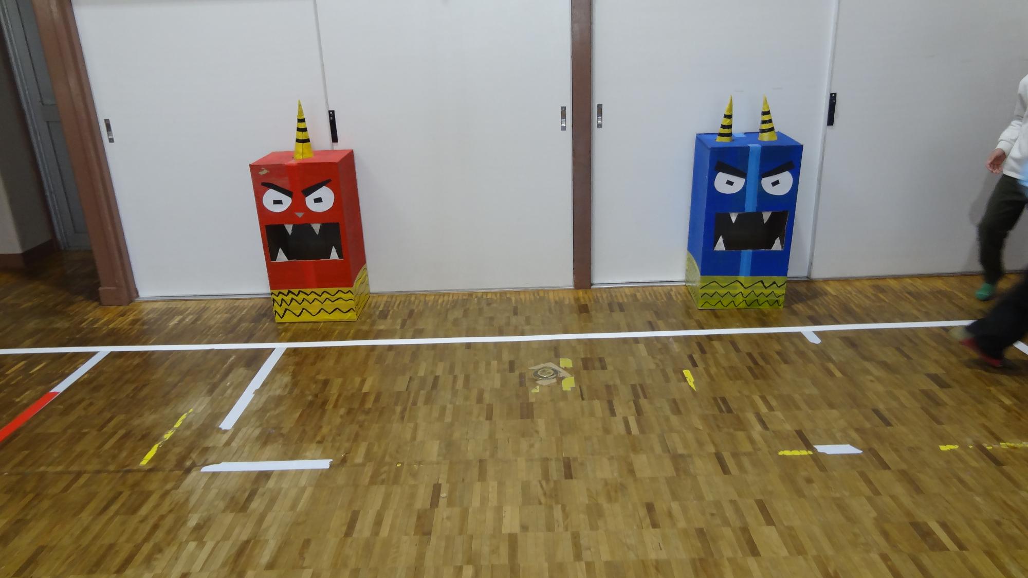 ダンボールで作られた赤鬼と青鬼。