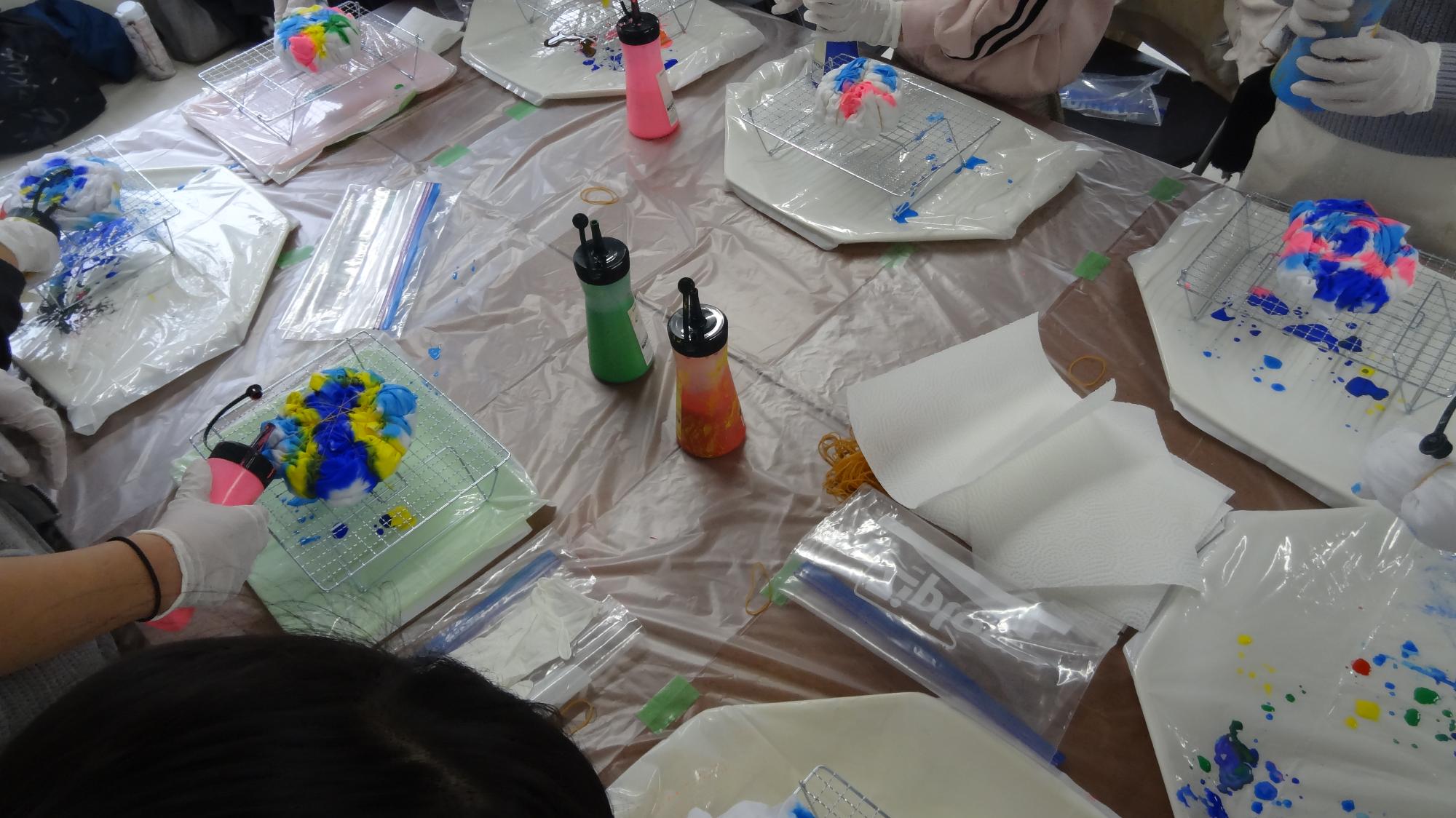 Tシャツを絵の具で染めているときの写真