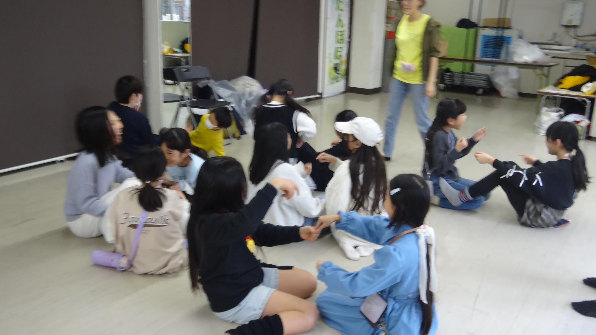 ジュニアリーダーといっしょにレクリエーションでたのしんでいる様子