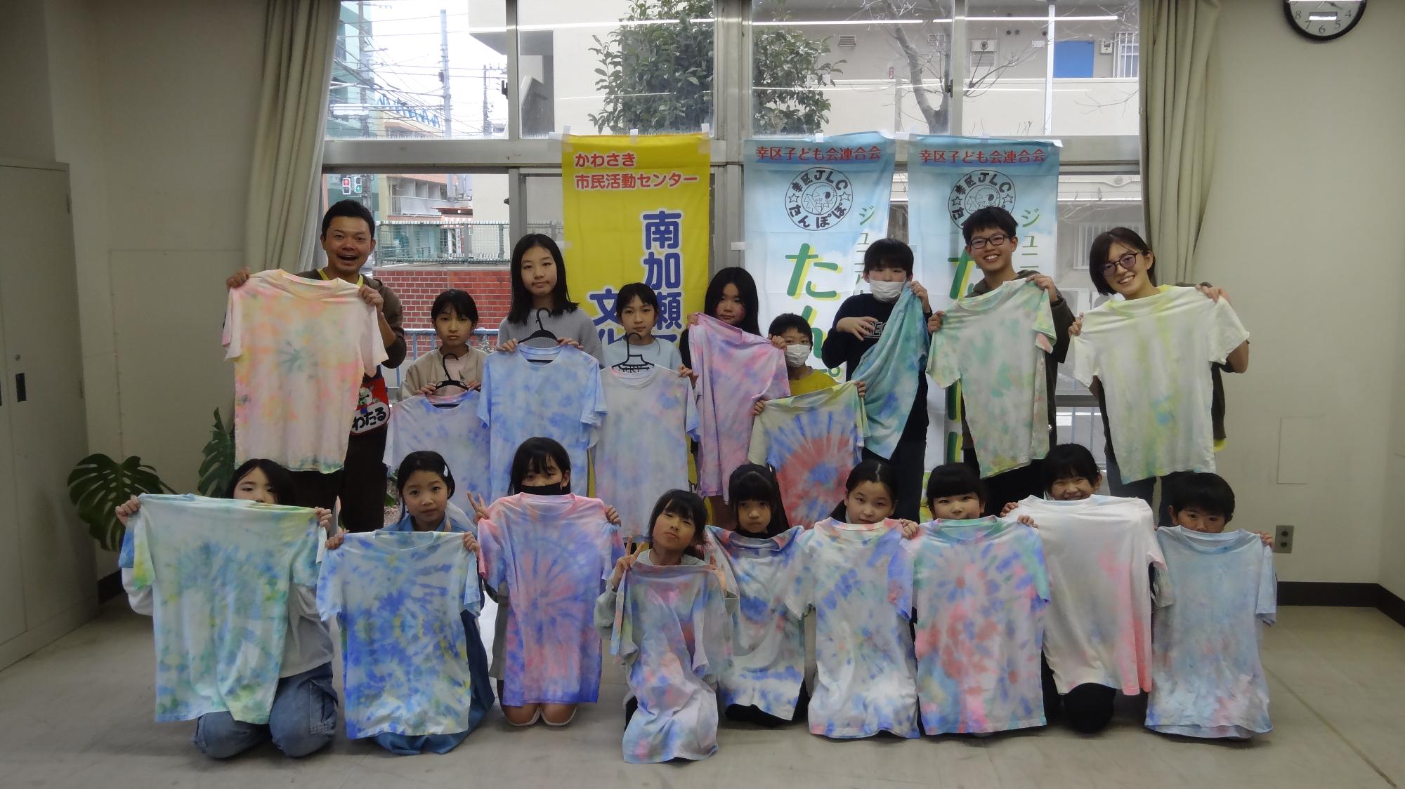 オリジナルTシャツ作りをしたグループの集合写真